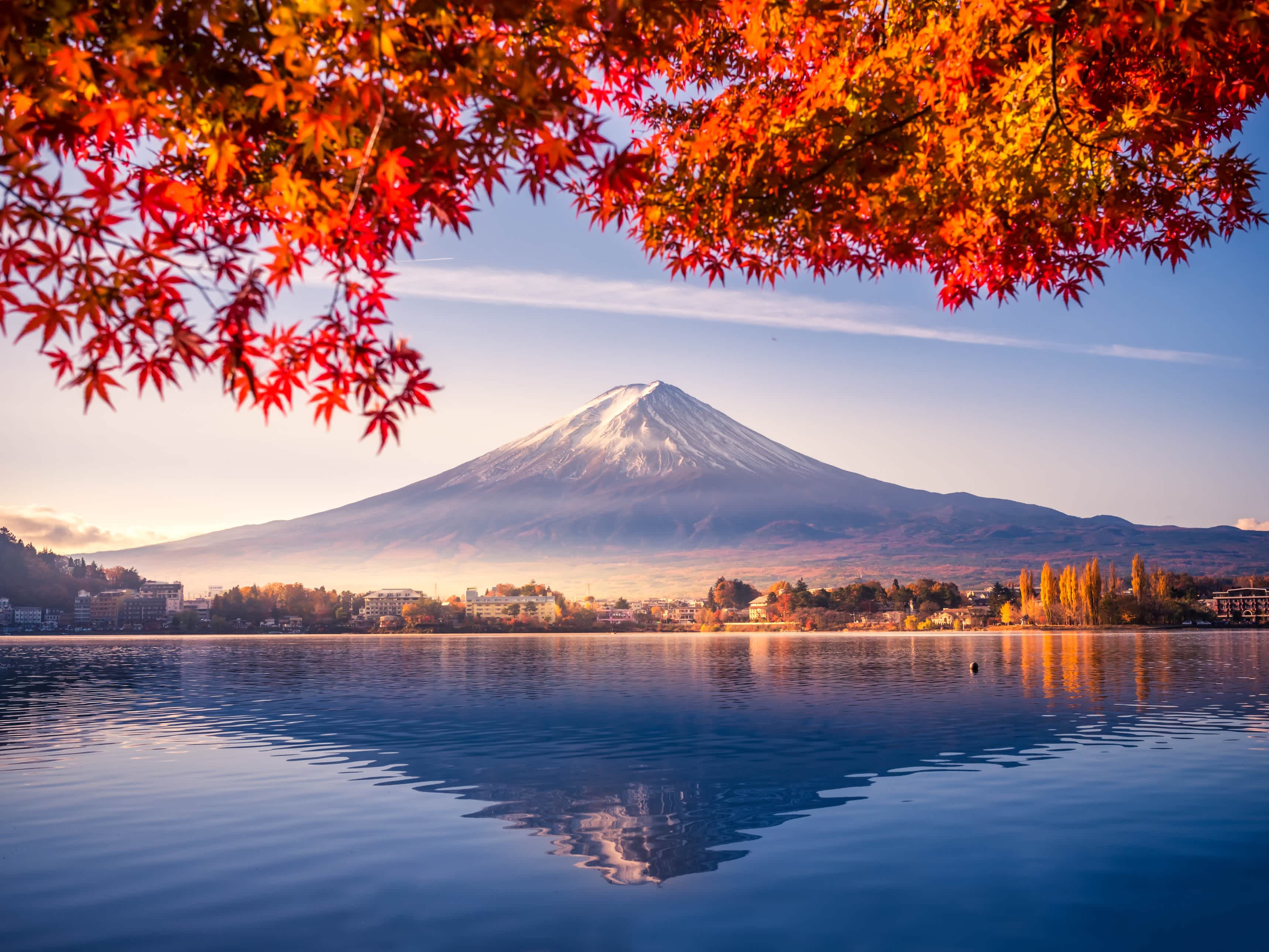 Blick auf den herbstlichen Berg Fuji in Japan, China