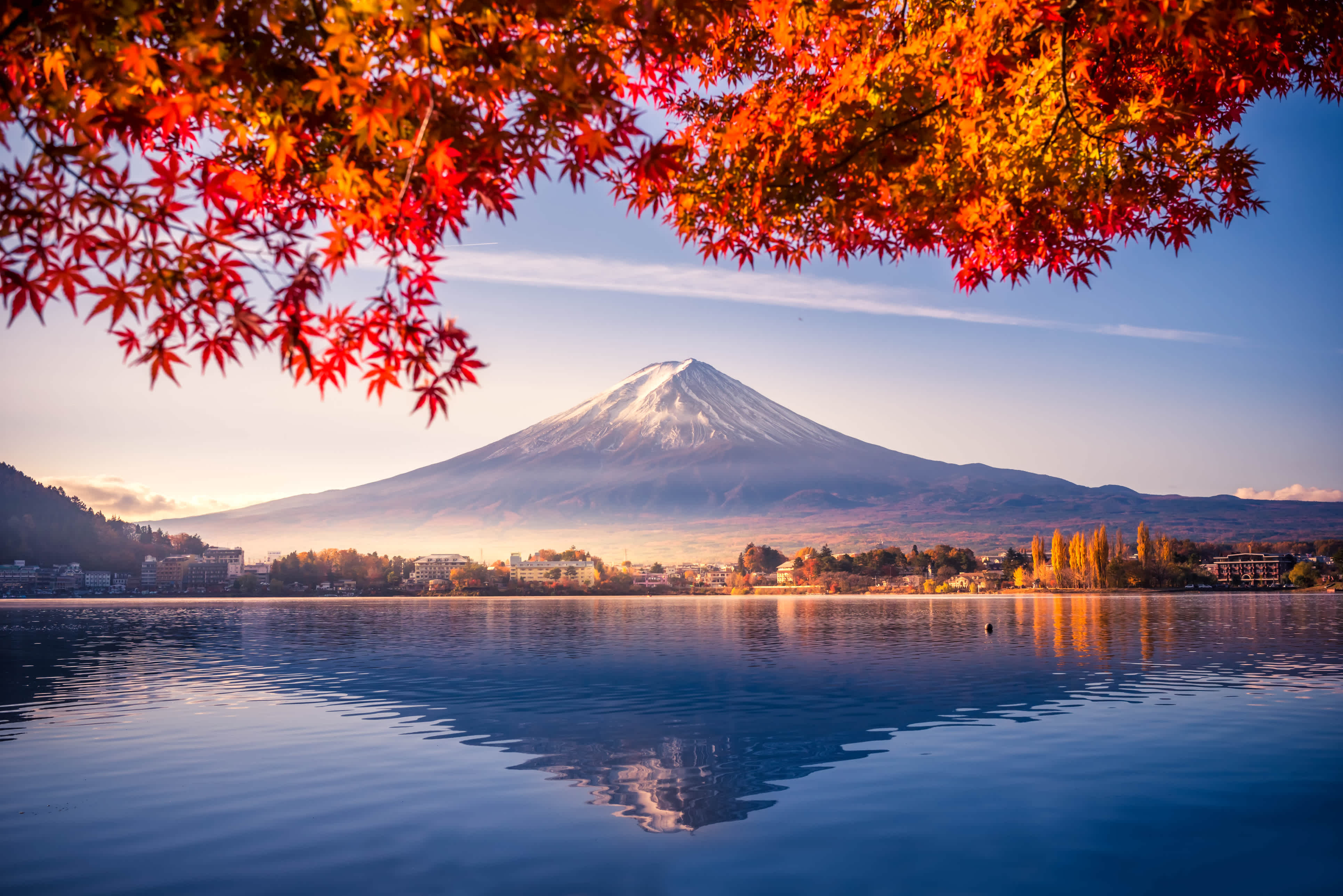 Le Mont Fuji et ses neiges éternelles photographié pendant une journée d'automne au Japon.