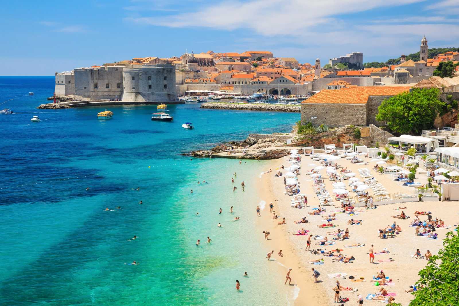 Ein Panoramablick auf die ummauerte Stadt Dubrovnik und den Strand Banje, Kroatien.