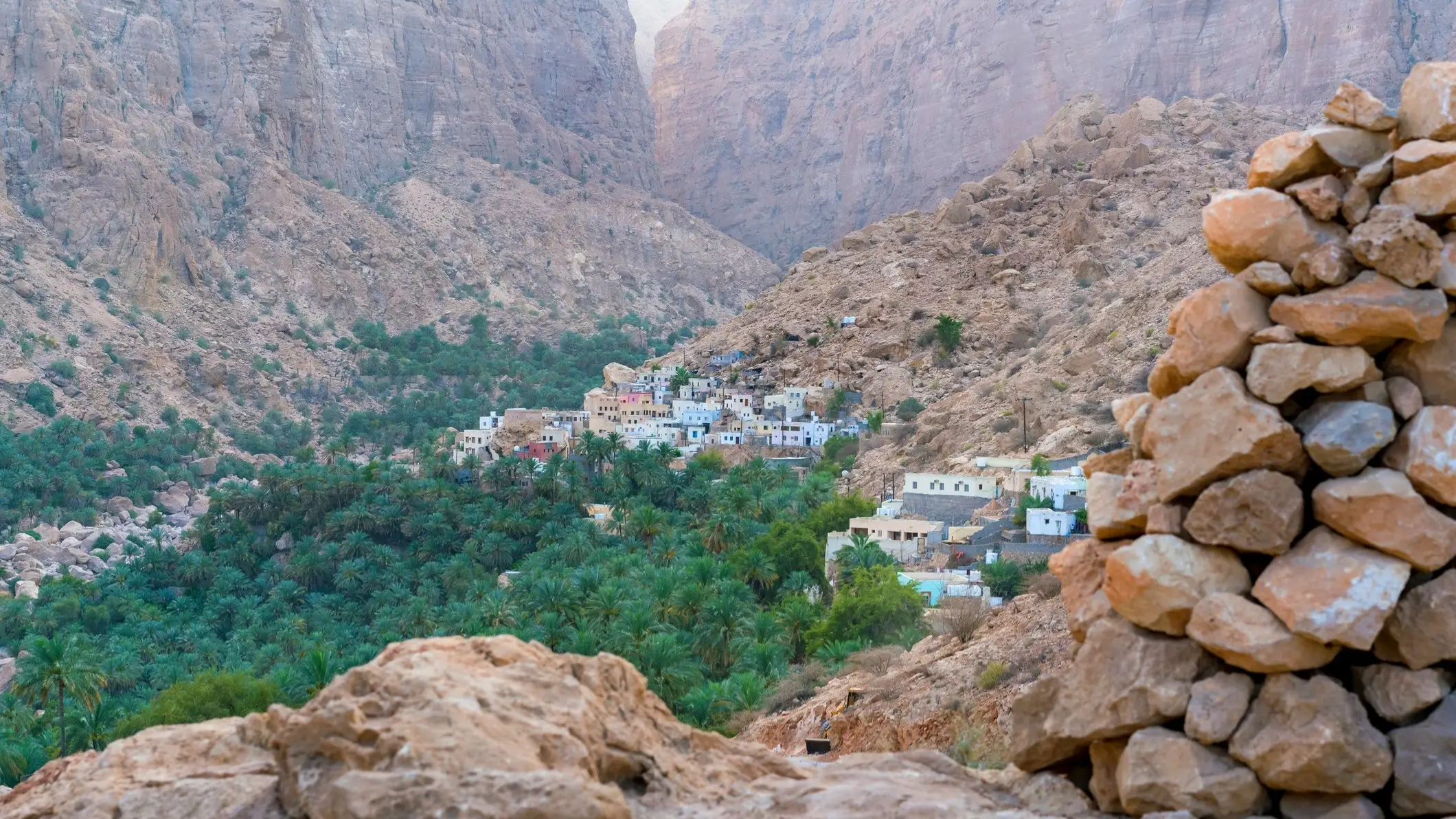 Petit village de montagne de Mibam dans les gorges de Wadi Tiwi, Oman.