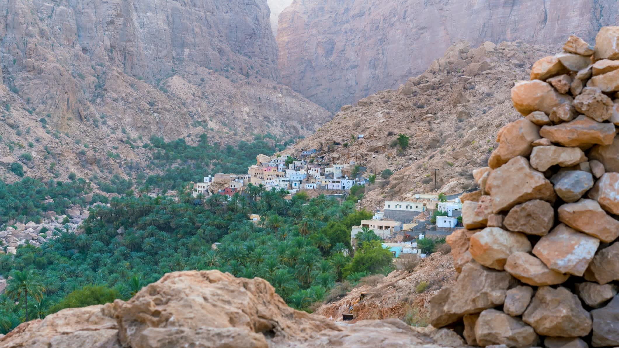 Kleines Bergdorf Mibam in der Schlucht von Wadi Tiwi, Oman. 