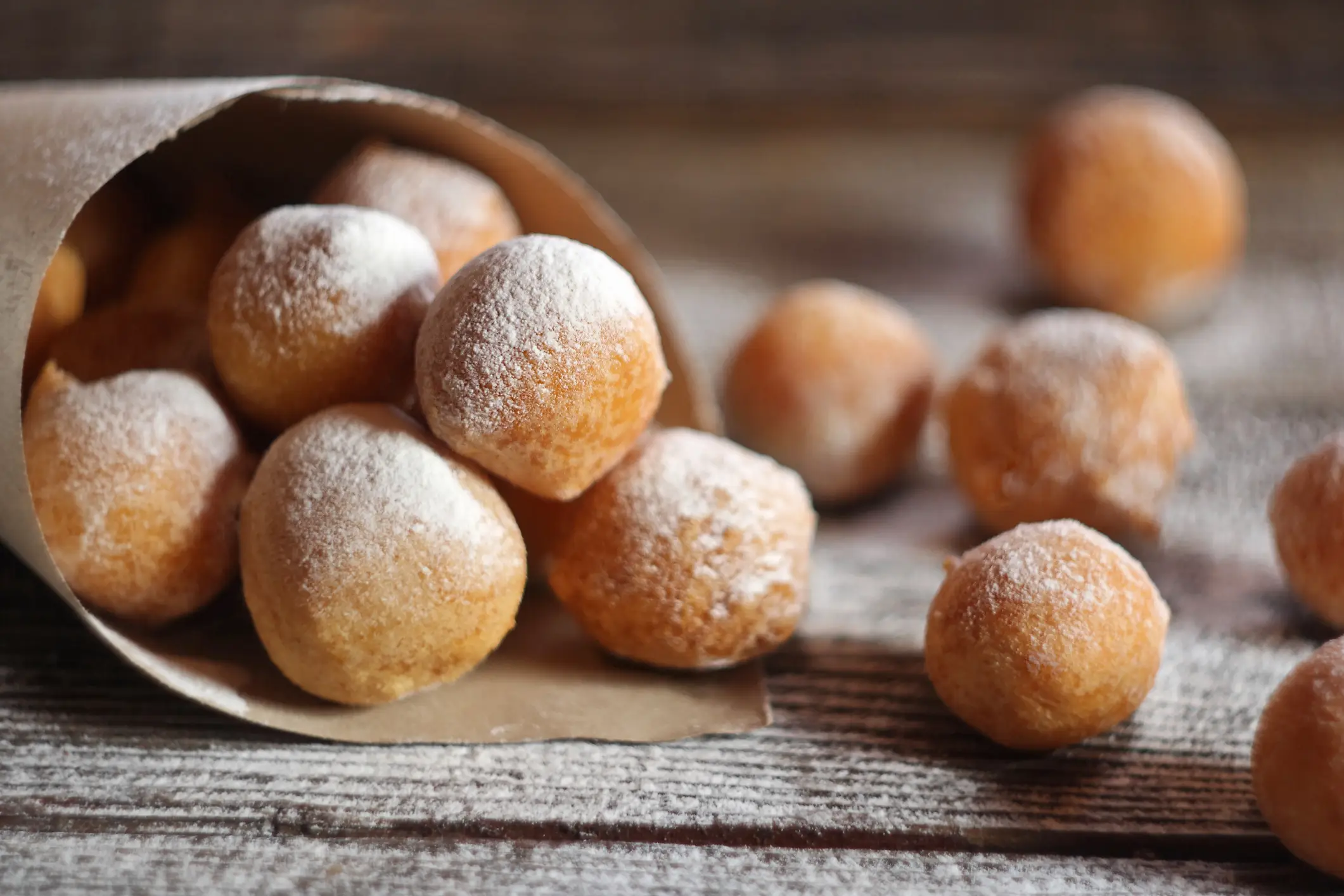 Fritule, Kroatien Die kroatischen “Fritule” sind kleine frittierte Bällchen, die meist mit Puderzucker bestäubt und als süßer Snack genossen werden.