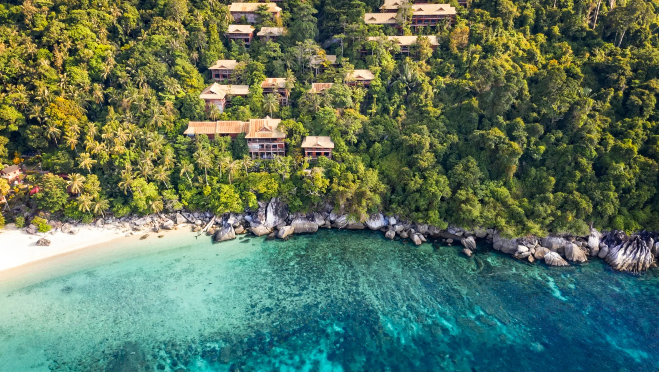 Luftaufnahme der Küste von Tioman Island, Malaysia


