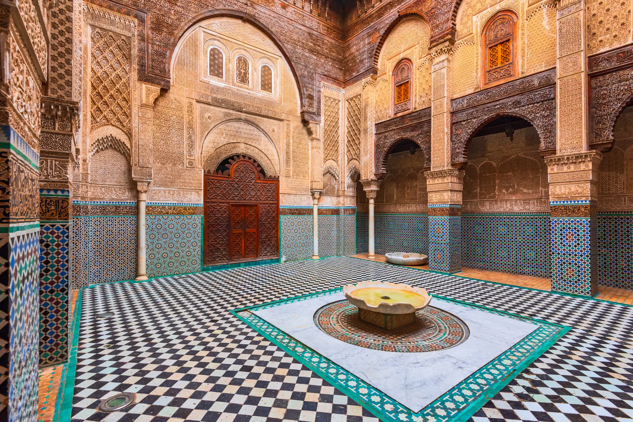 Innenhof, Fes, Marokko Fes, Marokko. Der Innenhof der Marinid Al-Attarine Madrasa der Parfümeure, erbaut im 14. Jahrhundert in der Medina von Fes.