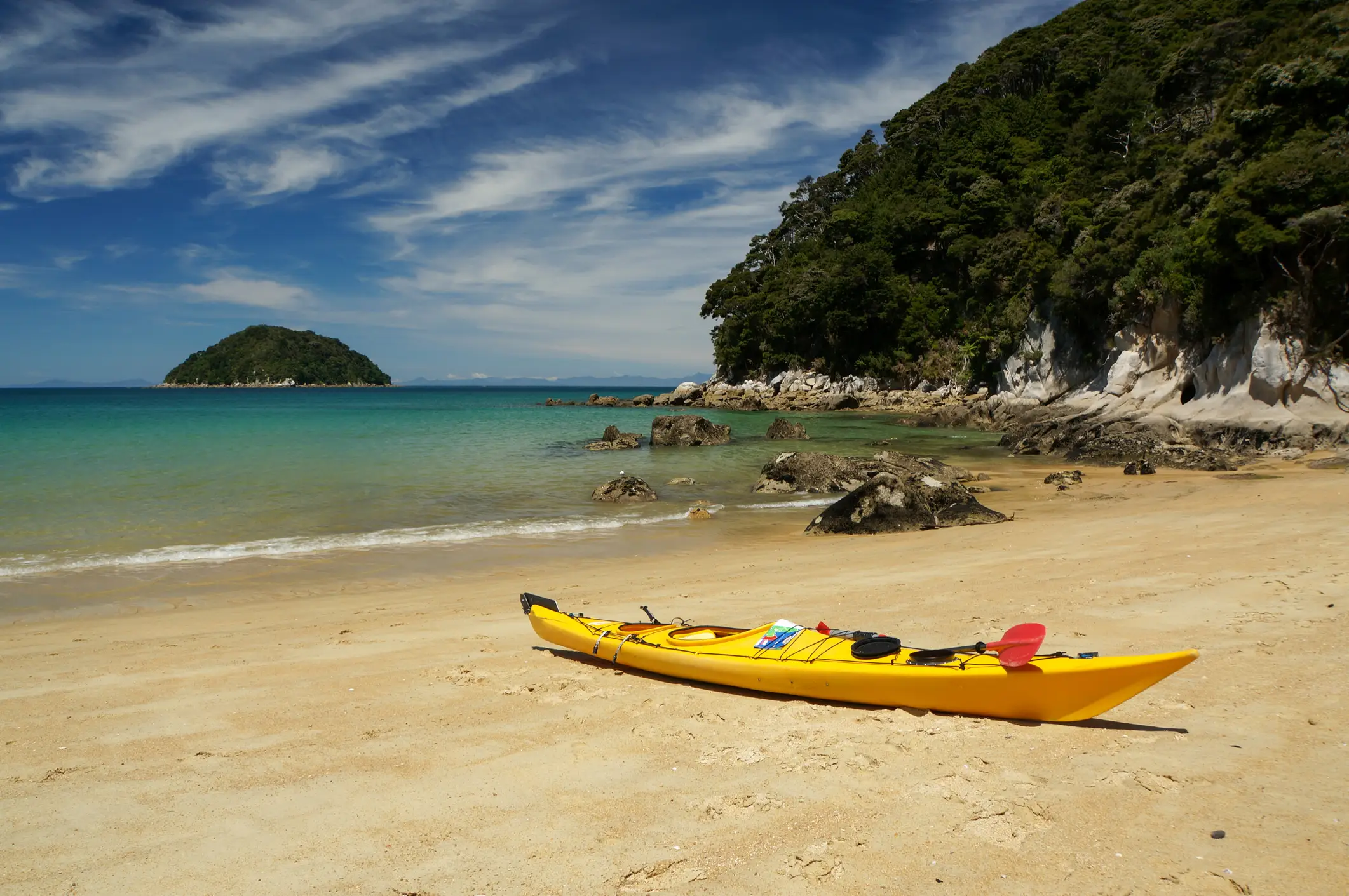 Neuseeland, Abel Tasman Nationalpark Kajak am Onetahuti Beach, Abel Tasman Nationalpark, Neuseeland.