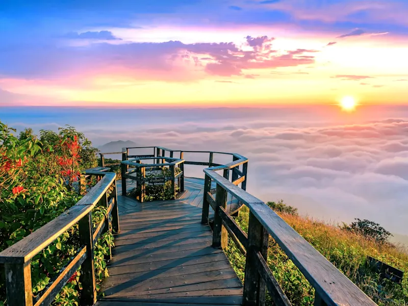Thailand, Chiang Mai, Doi Inthanon Sonnenaufgang über einer hölzernen Aussichtsplattform. Doi Inthanon, Chiang Mai, Thailand.