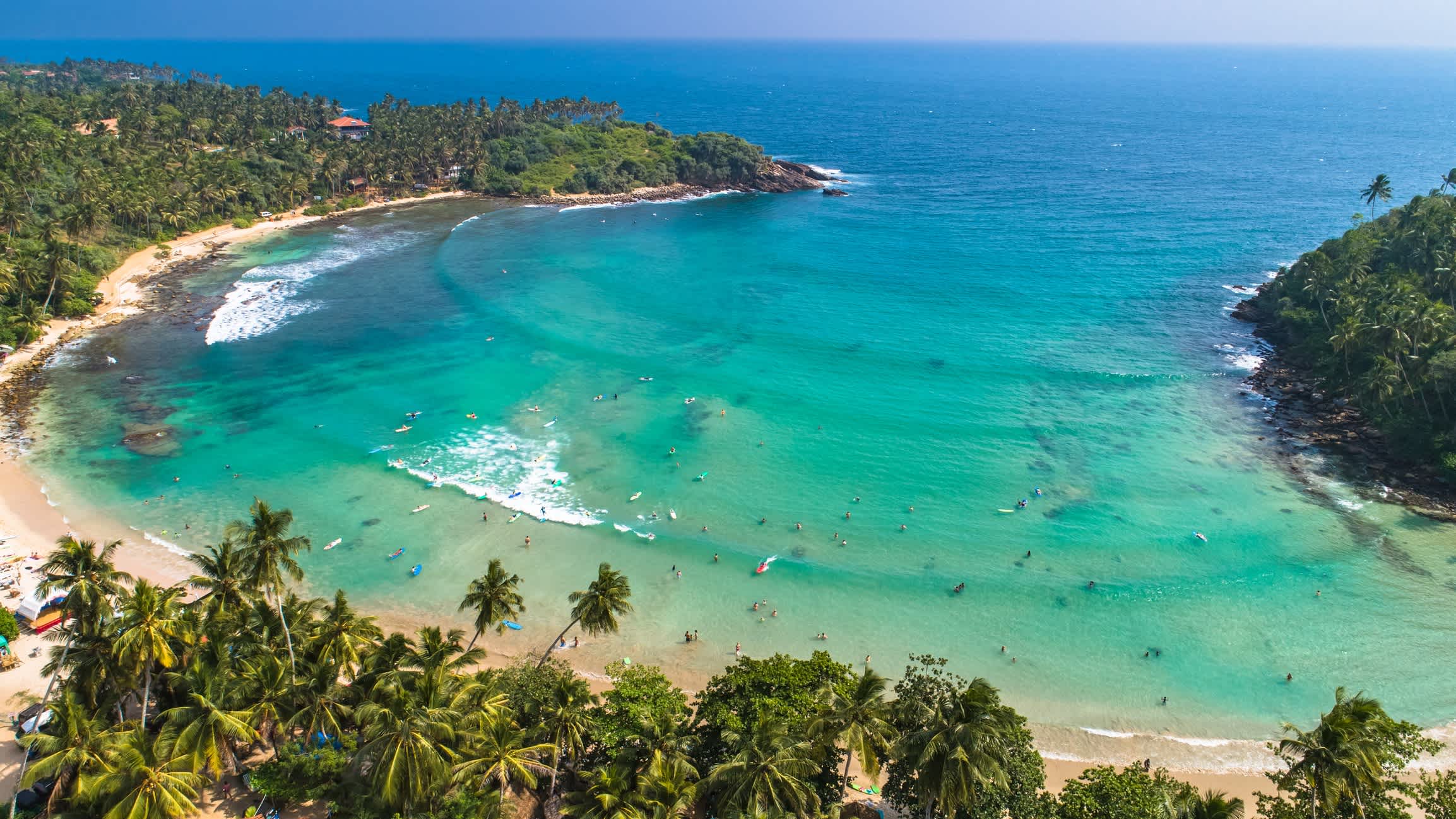 Vue aérienne de la Plage de surf tropicale Hiriketiya, Dikwella au Sri Lanka