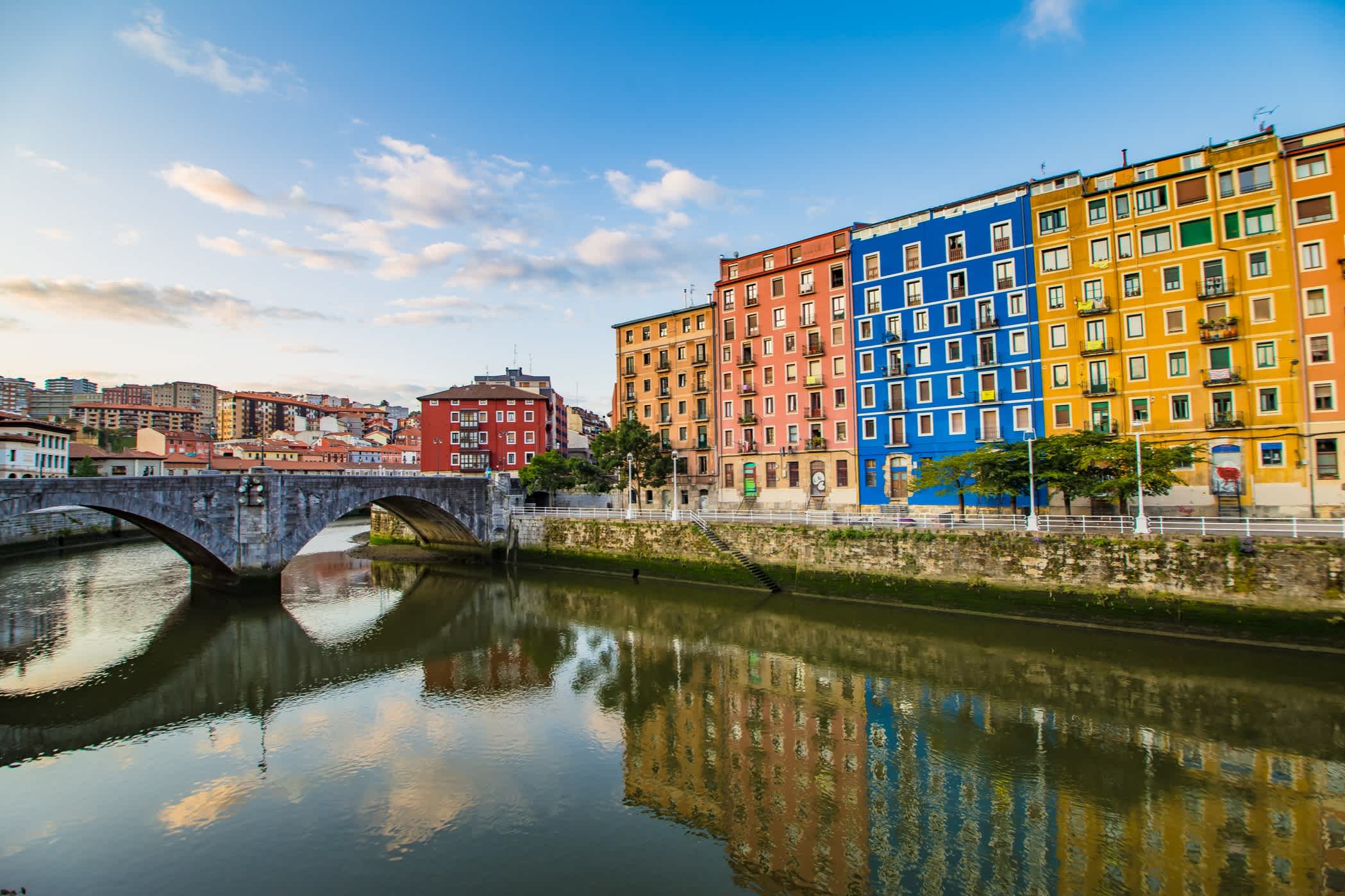 Canal, pont et façades de maisons colorées à Bilbao