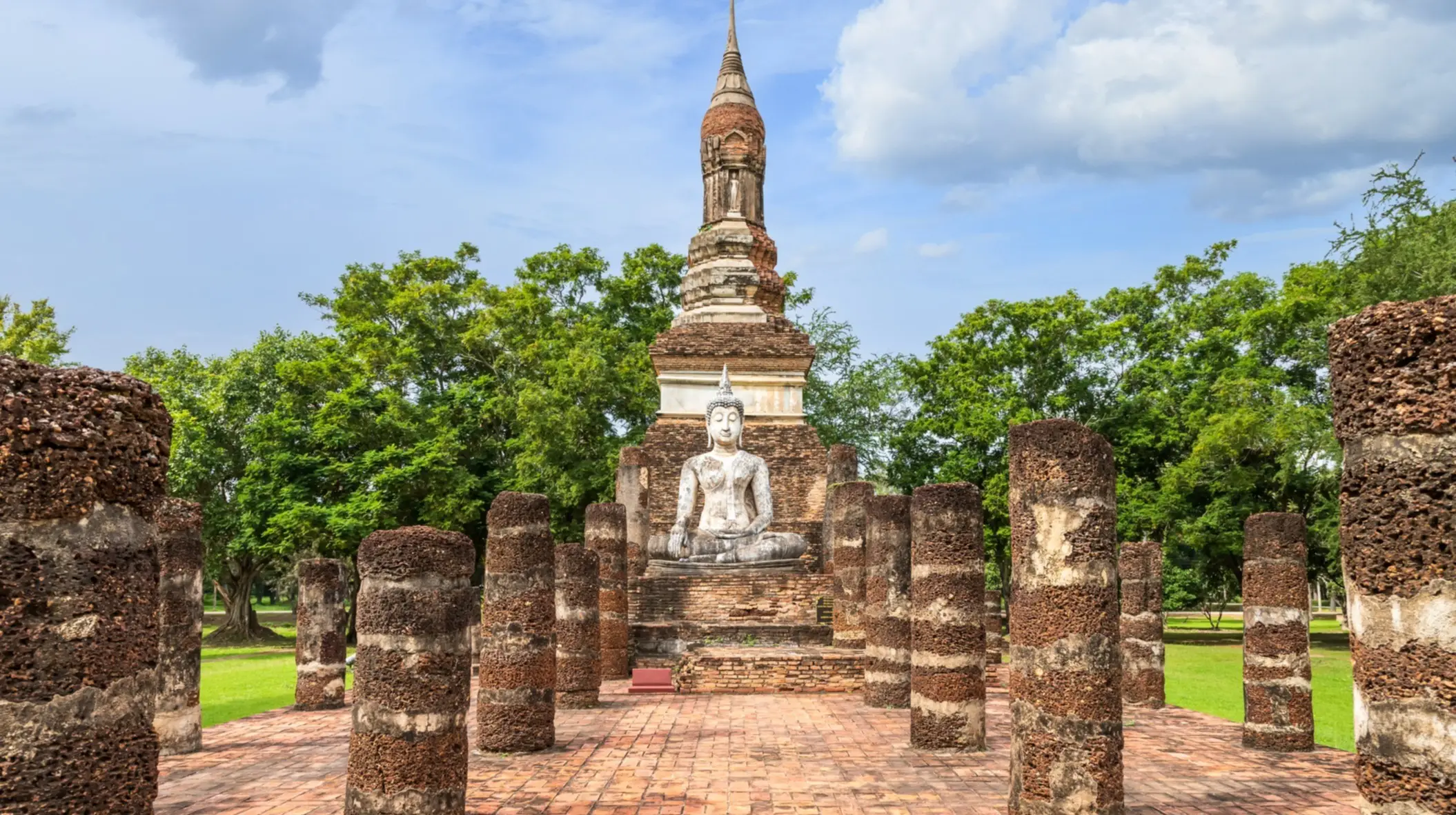 Thaïlande, Parc historique de Sukhothai Vieux temple avec trois pointes de pagode dans le parc historique de Sukhothai, Thaïlande, patrimoine mondial de l'UNESCO.