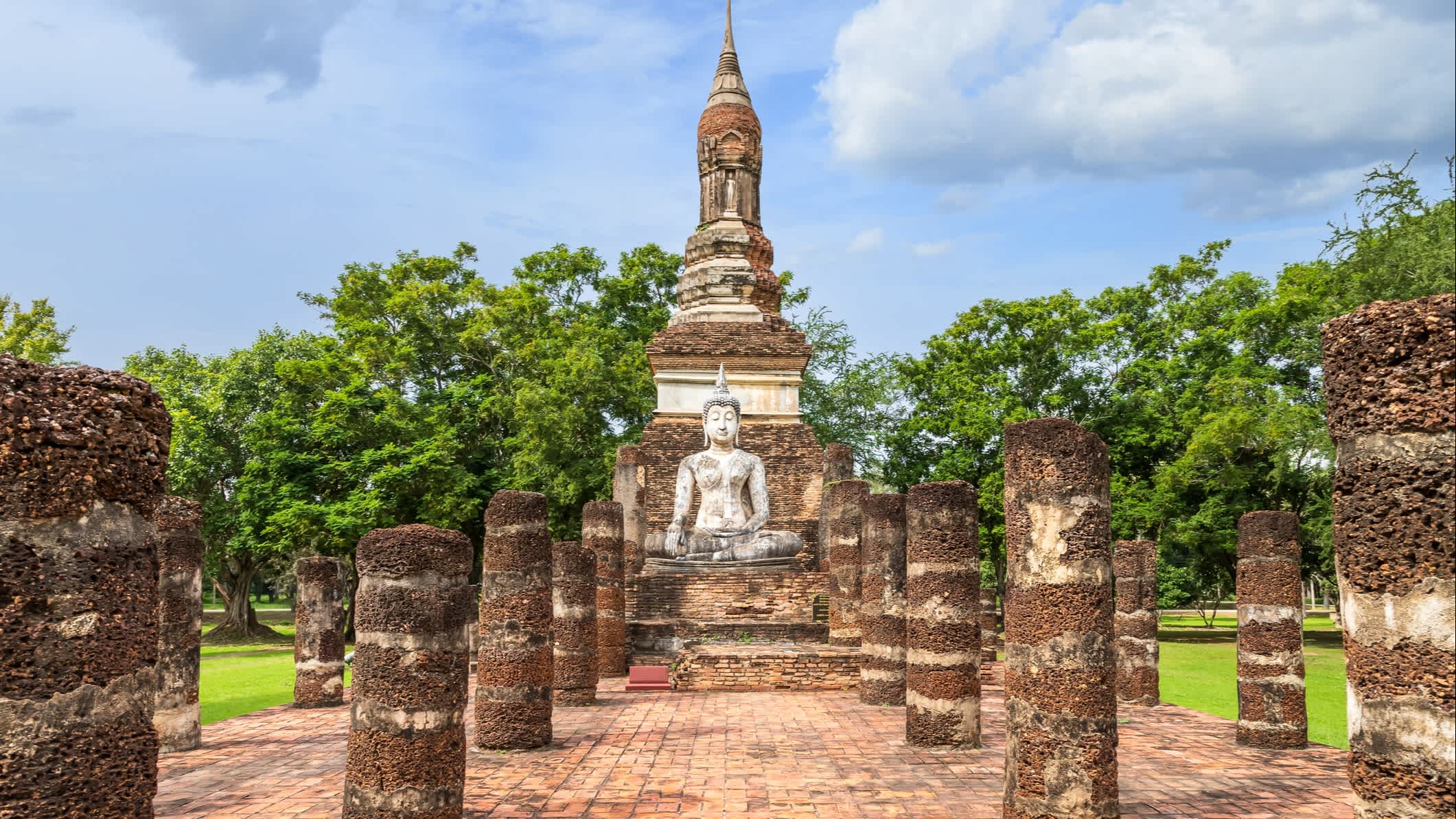 Alter Tempel mit drei Pagodenspitzen im Sukhothai Historical Park, Thailand, UNESCO-Weltkulturerbe.