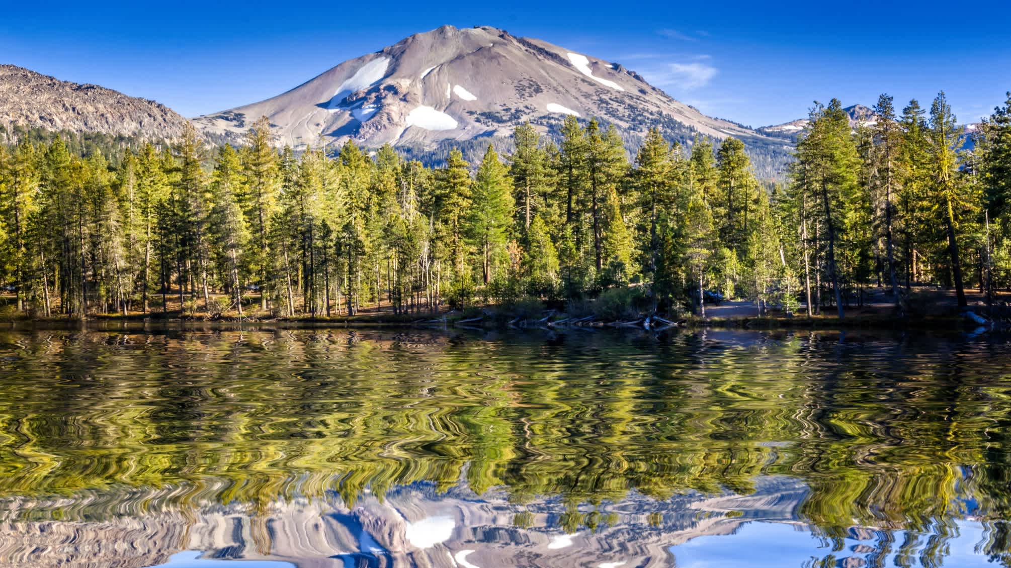 Le Lac Mirror dans le parc national de Lassen, en Californie, États-Unis