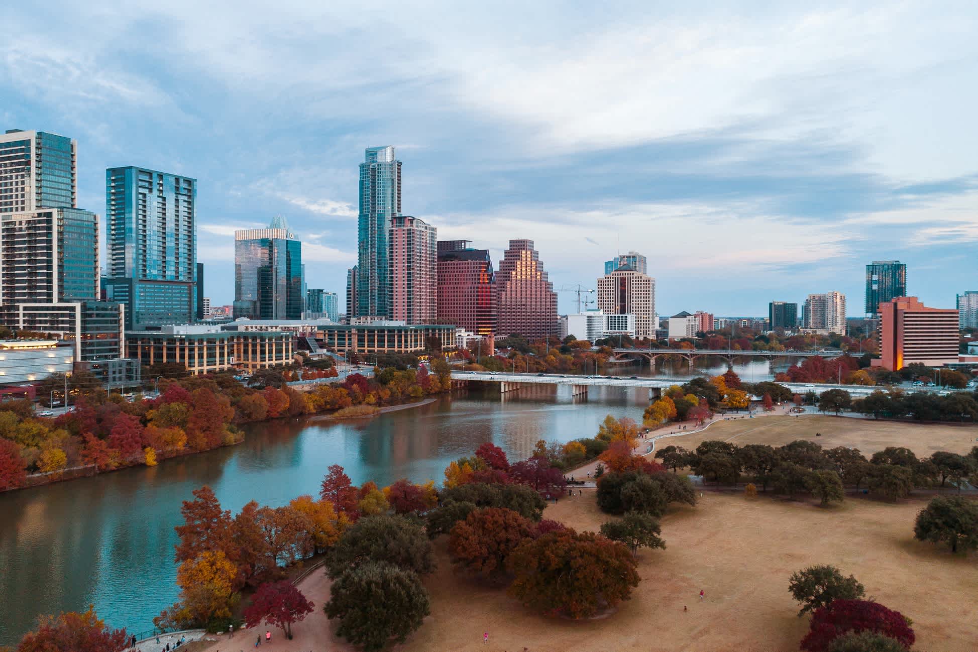 Austin Stadtpanorama mit Hochhäusern und bunte gefärbten Laubbäumen