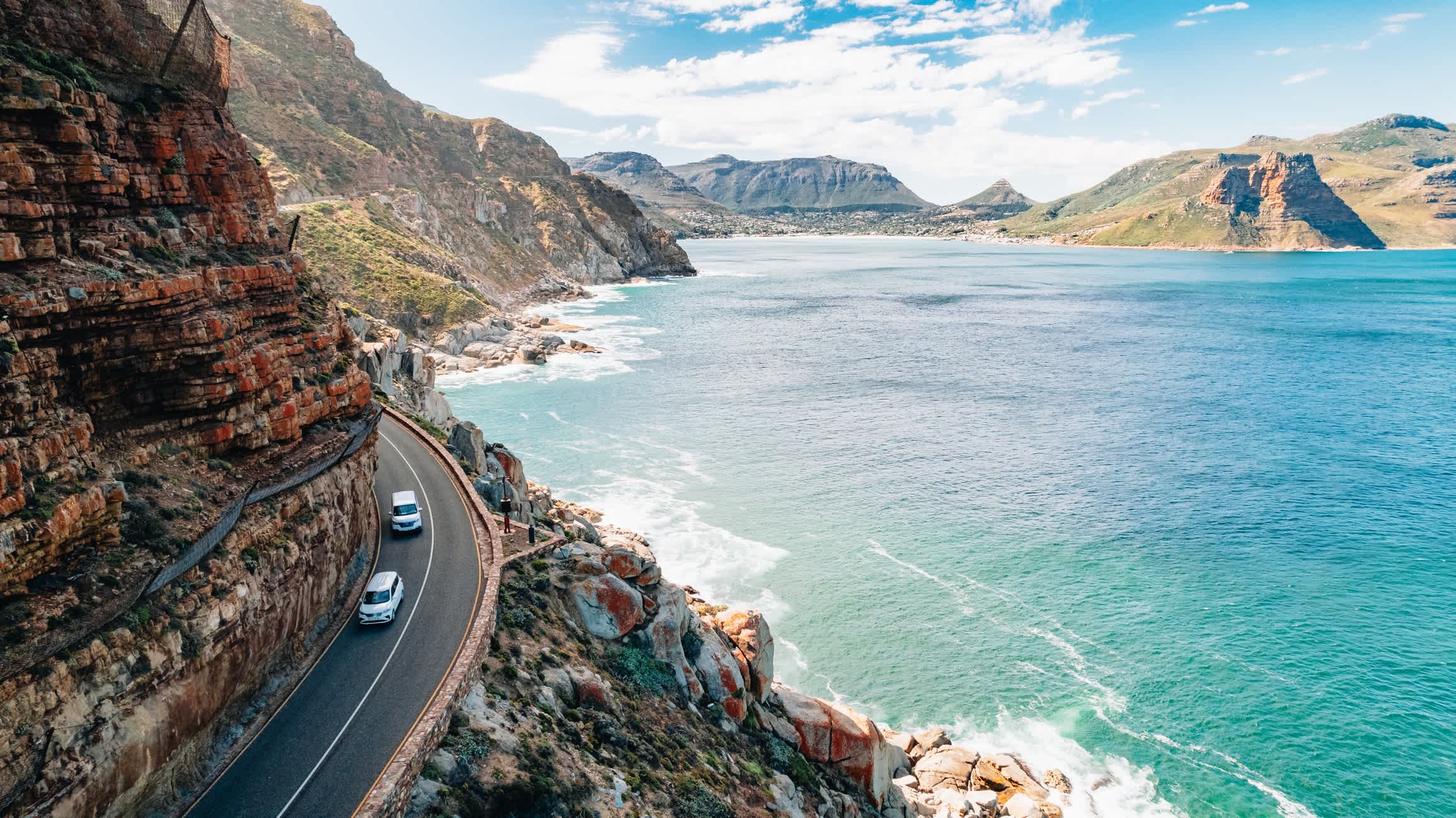 Voitures sur une route le long de la côte près du Cap, Afrique du Sud