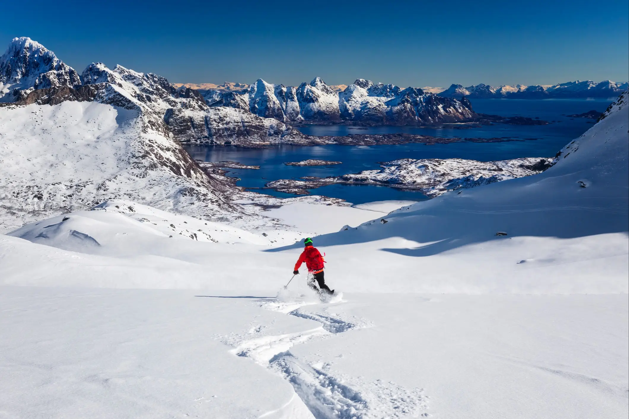 Skieur en train de faire du ski dans la poudreuse des Lofoten, Norvège