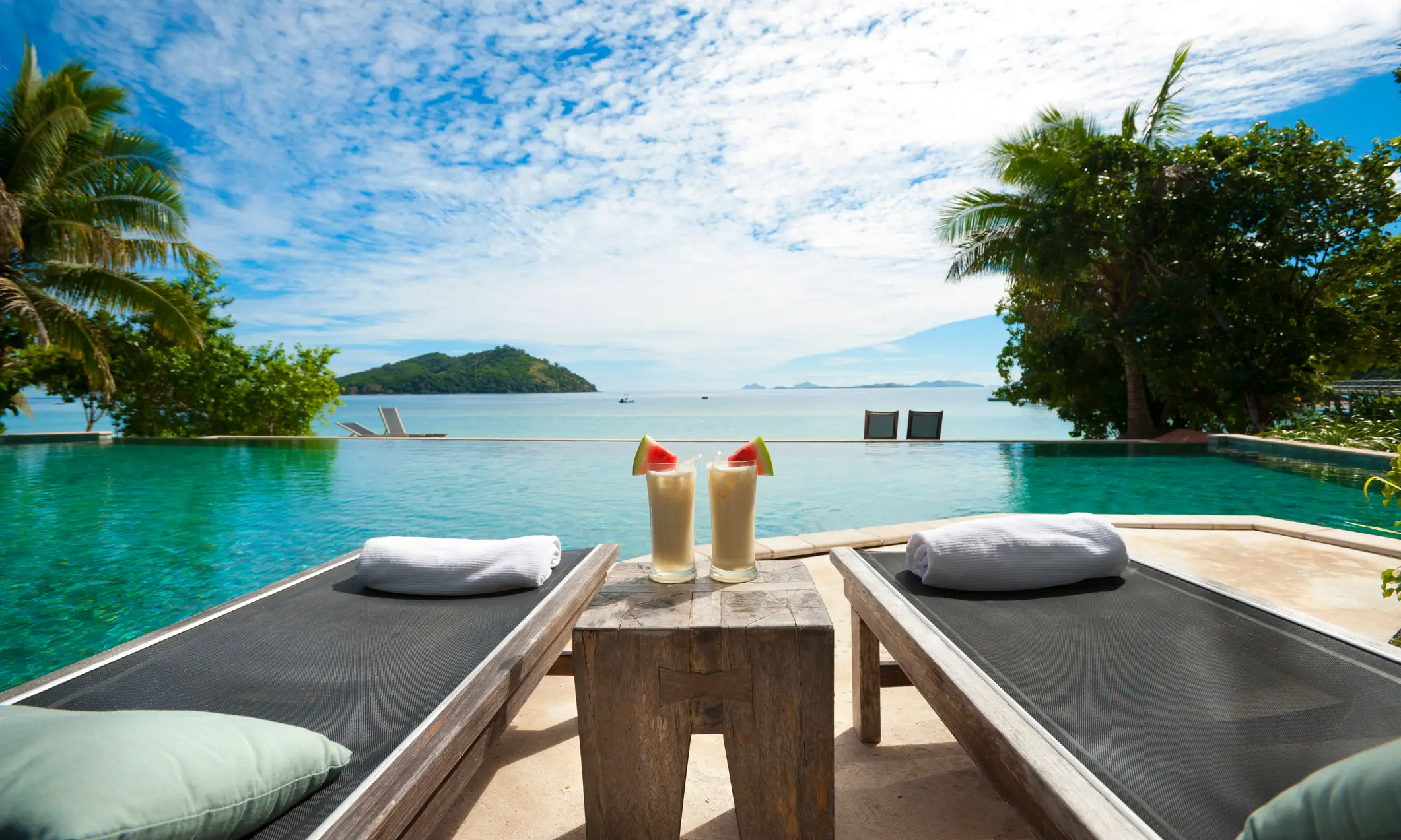 USA, Hawaii, Flitterwochen Sonnenliegen und Cocktails am Pool in einer romantischen Kulisse auf Hawaii.