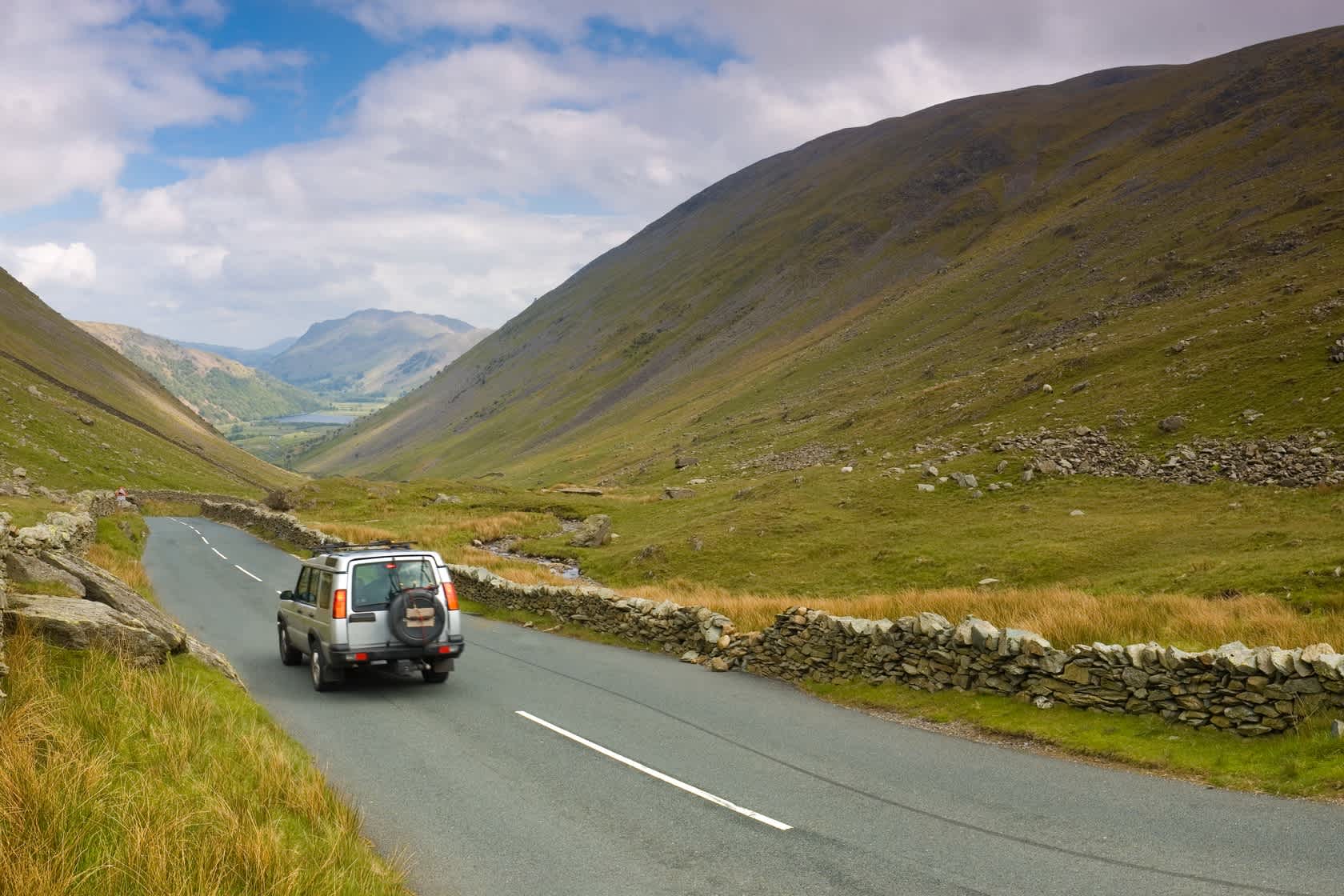 4x4-Fahrzeug im englischen Lake District, Cumbria, England. 