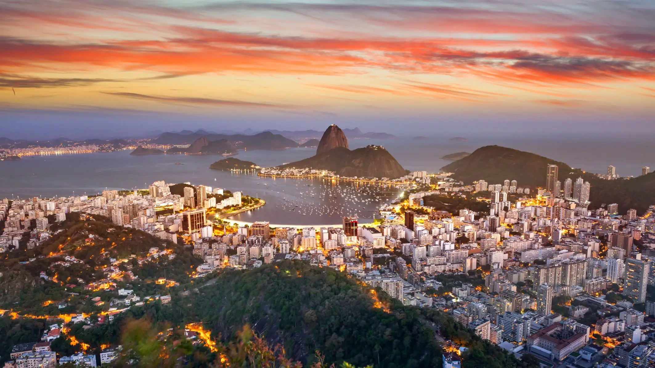 Brasilien, Rio de Janeiro Luftaufnahme von Rio de Janeiro mit Guanabara Bay und Sugar Loaf bei Sonnenuntergang, Brasilien.