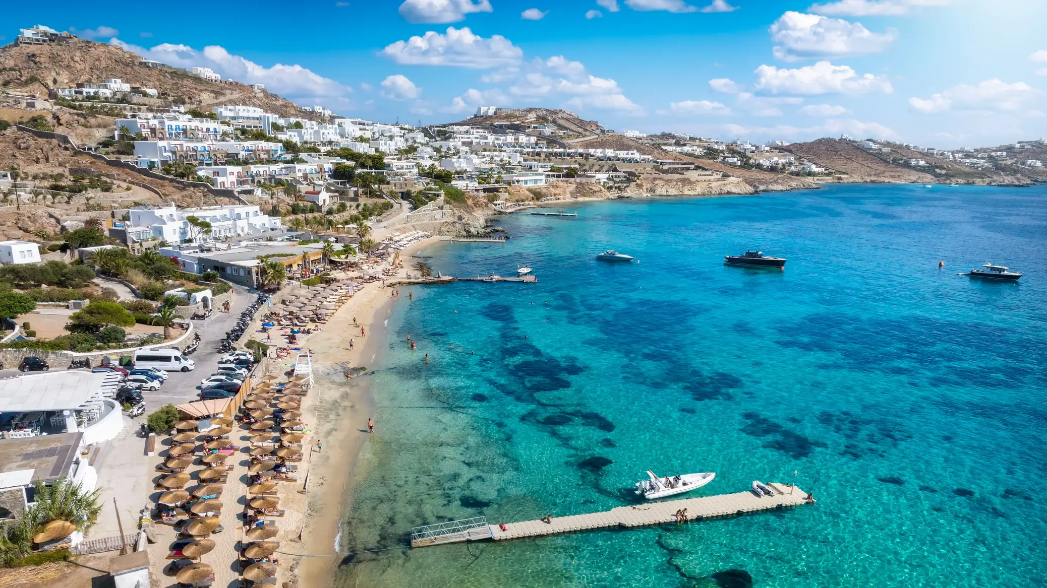 Vue aérienne de la plage d'Agios Ioannis, à Mykonos, en Grèce.