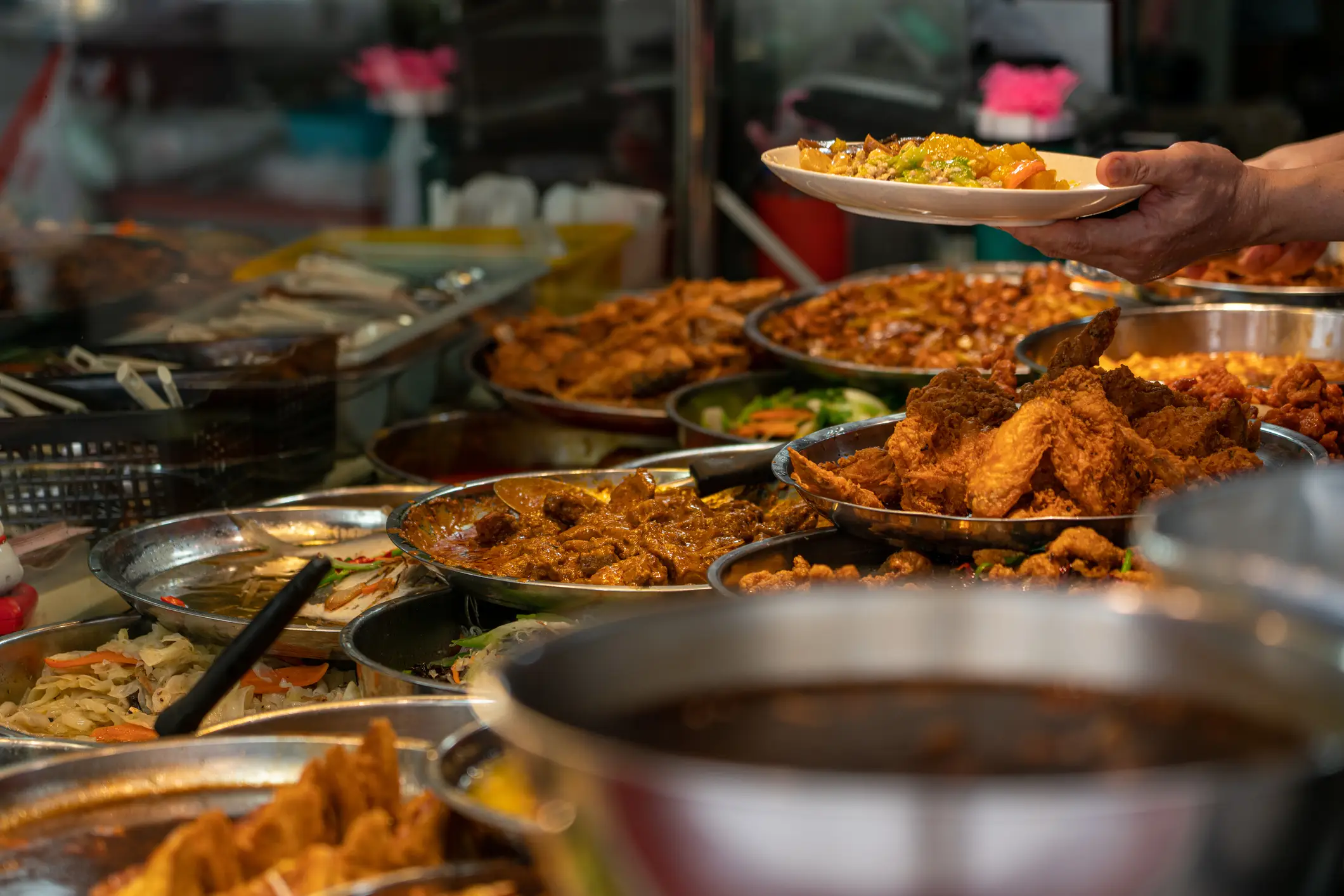 Nombreux plats différents dans un marché à Singapour