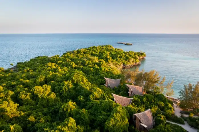 Insel mit Holzhütten und üppiger Vegetation