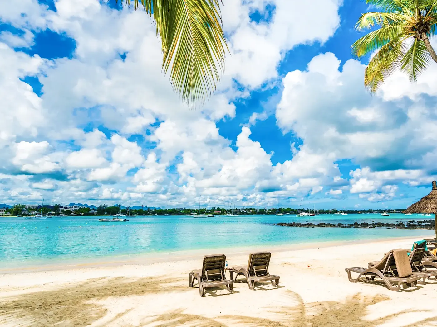 Mauritius, Grand Baie Traumhafter Strand mit Liegestühlen unter Palmen, Grand Baie, Mauritius.