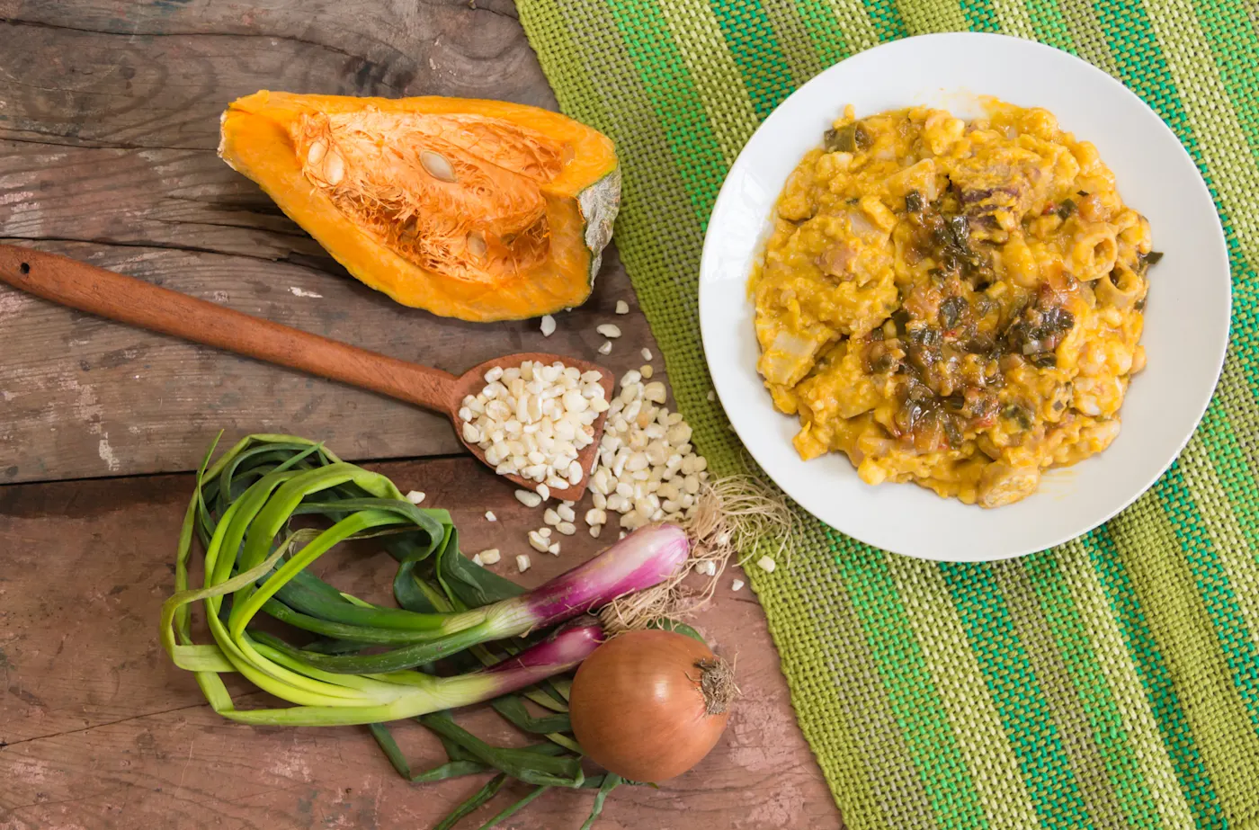 Argentinien, Essen, Locro Locro-Gerichte und Empanadas, traditionelle argentinische Lebensmittel, die häufig für nationale Feiertage konsumiert werden, wie die Revolution vom 25. Mai und die Unabhängigkeit am 9. Juli