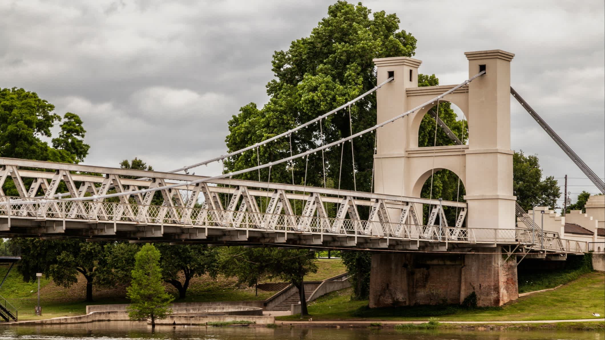 Pont suspendu de Waco sur la rivière Brazos Texas, États-Unis
