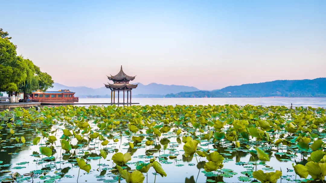 Der Jixian Pavilion in Hangzhou, Zhejiang province, China.

