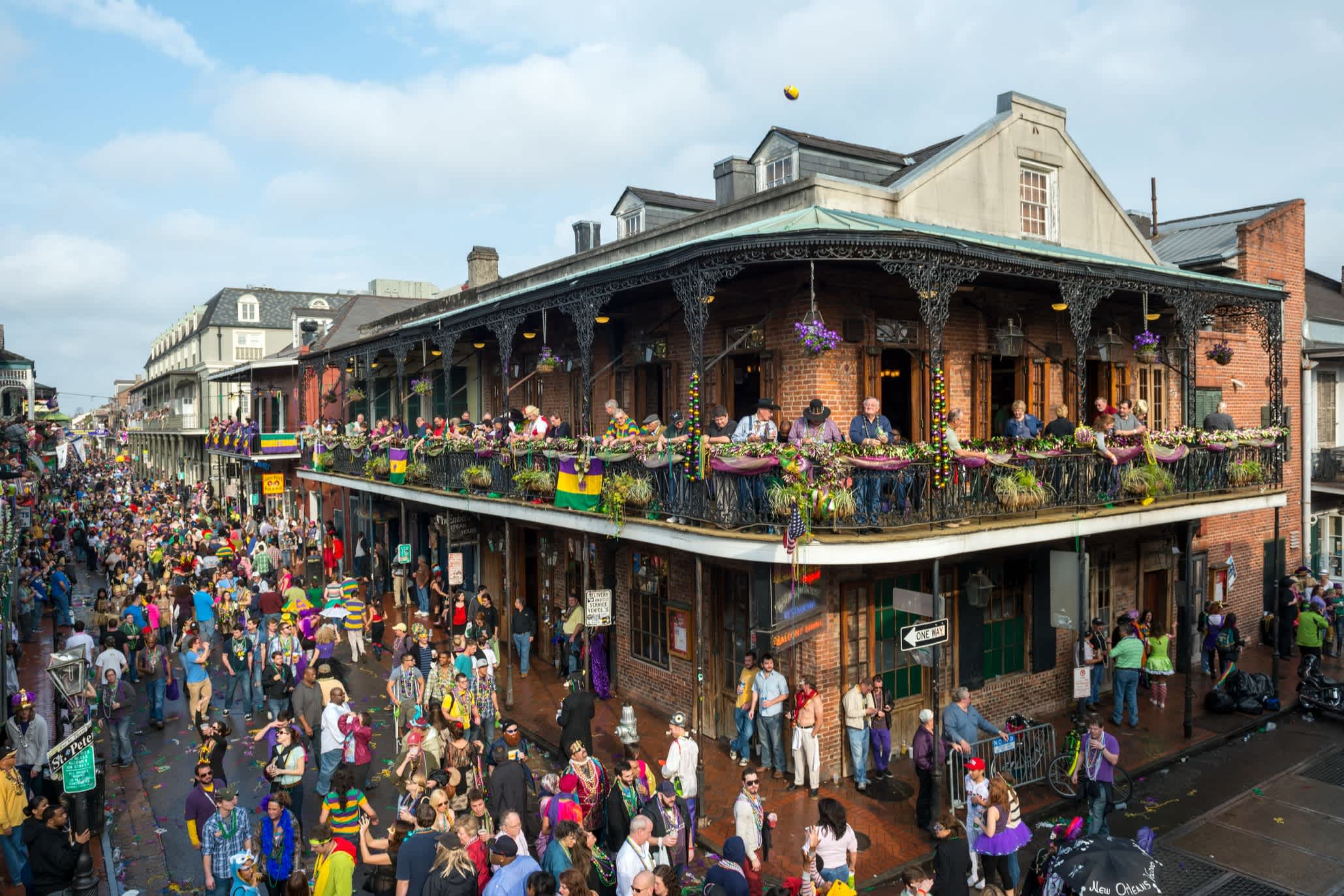 Menschen in Karnevalskostümen im French Quarter New Orleans