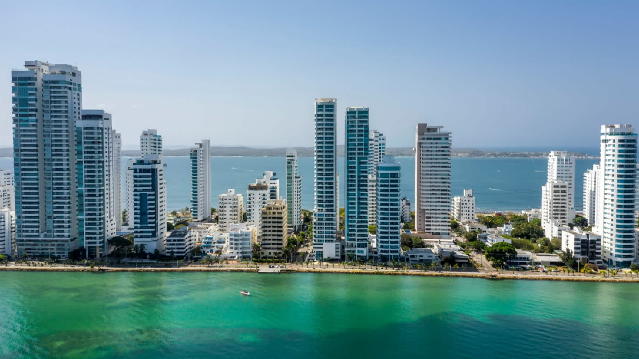 Luftaufnahme der modernen Skyline am Meer von Cartagena de Indias in Kolumbien. 