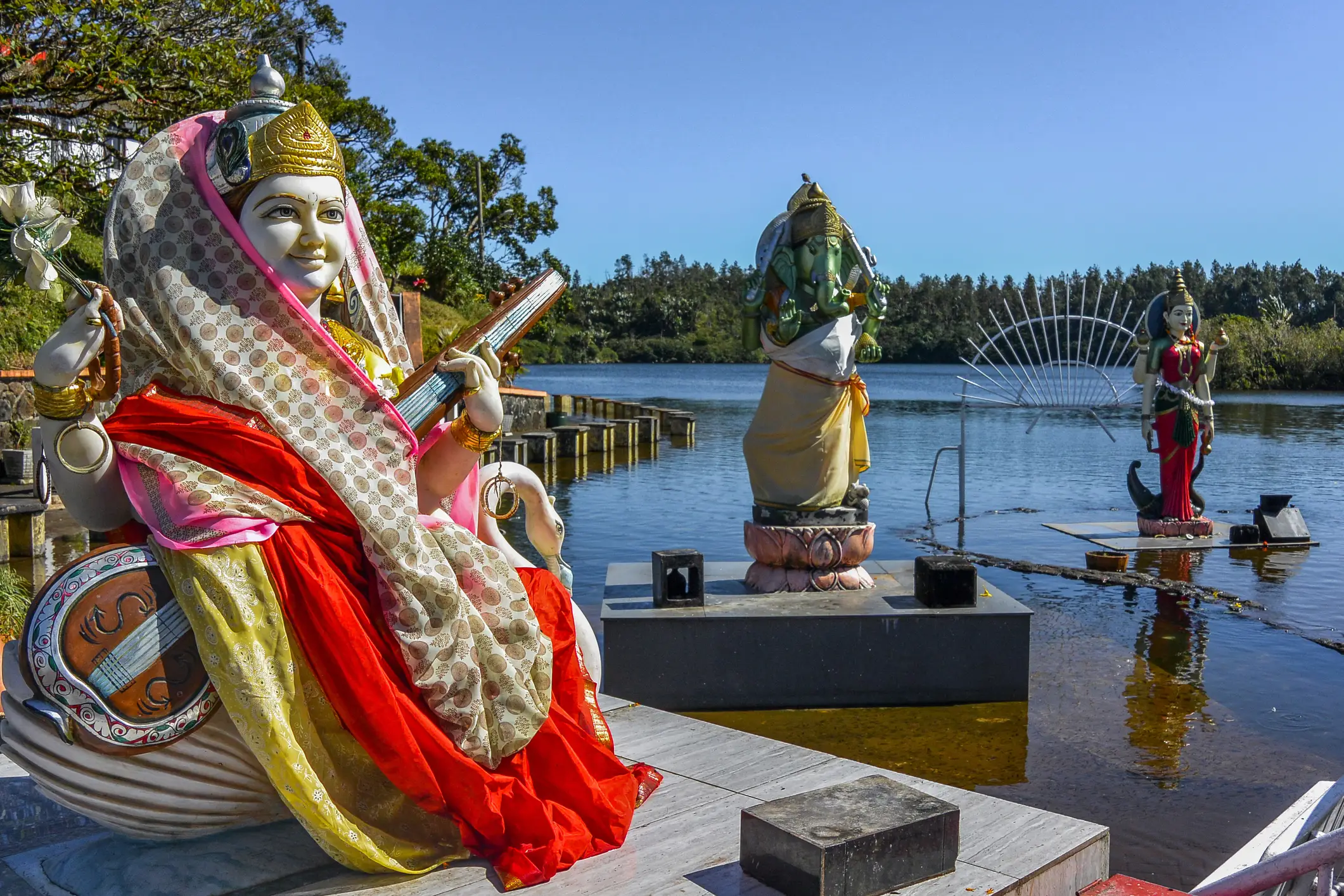 Mauritius, Kultur Statuen in einem Hindu-Tempel auf der Insel Mauritius