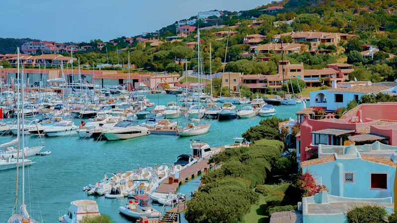 Luftaufnahme der Cala di Volpe in Porto Cervo auf Sardinien, Italien

