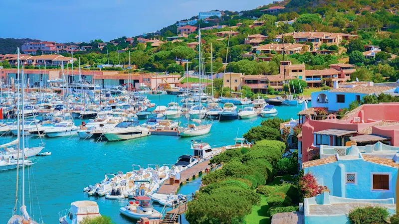Luftaufnahme der Cala di Volpe in Porto Cervo auf Sardinien, Italien

