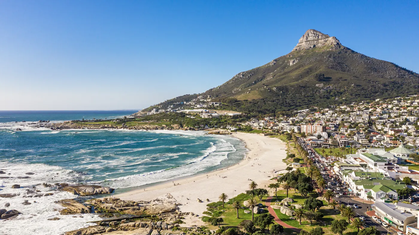 Südafrika. Kapstadt, Westkap Weißer Sandstrand mit Bergen und Häusern, Kapstadt, Westkap, Südafrika.