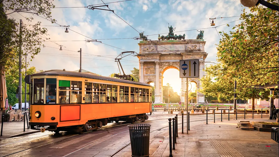 Historische Straßenbahn vor Triumphbogen, Mailand, Lombardei, Italien.