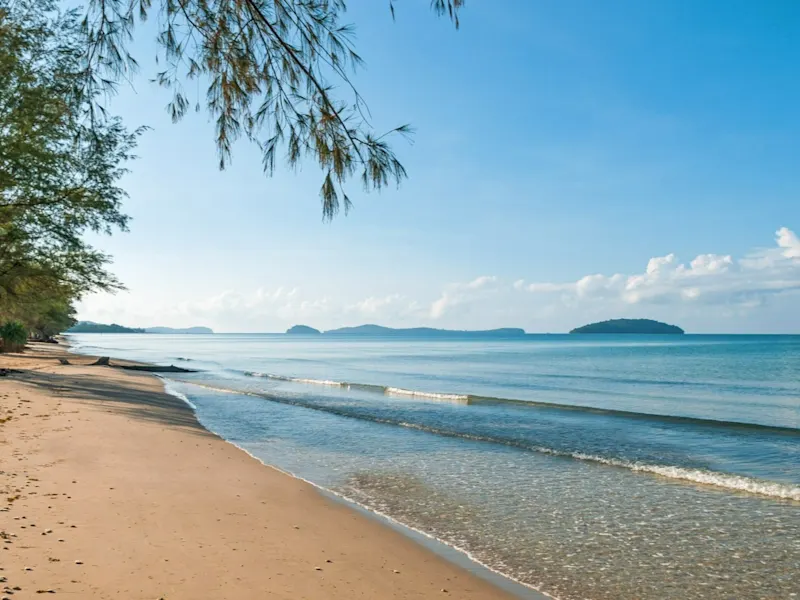 Kambodschas Strände Kambodschas Strände, wie auf Koh Rong und Koh Rong Samloem, begeistern mit weißem Sand und klarem Wasser