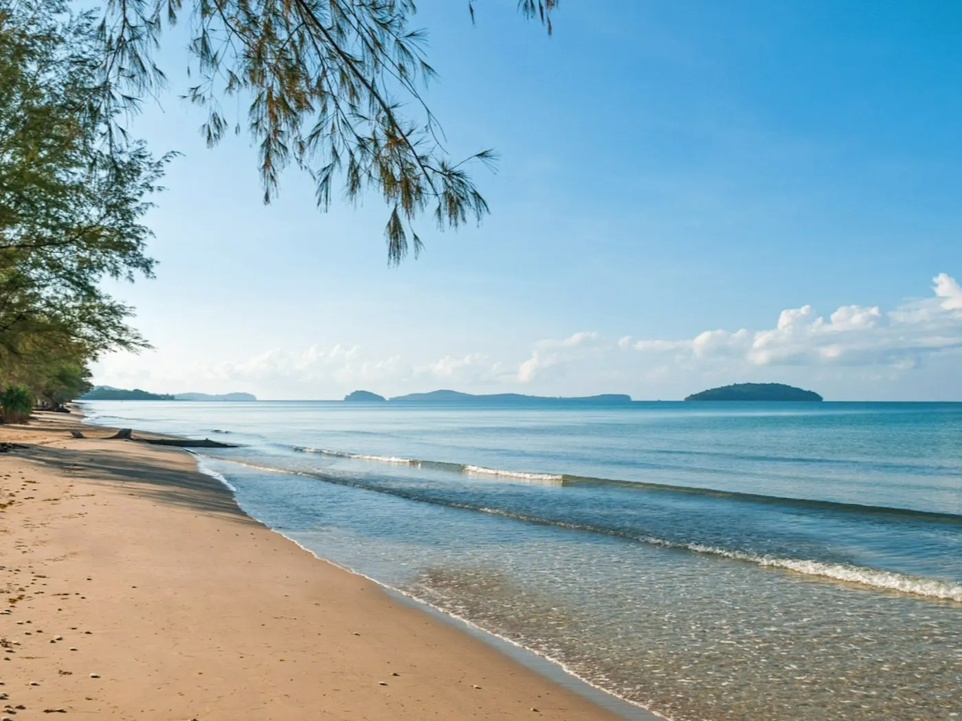 Les plages cambodgiennes, comme celles de Koh Rong et de Koh Rong Samloem, sont magnifiques avec leur sable blanc et leur eau claire.