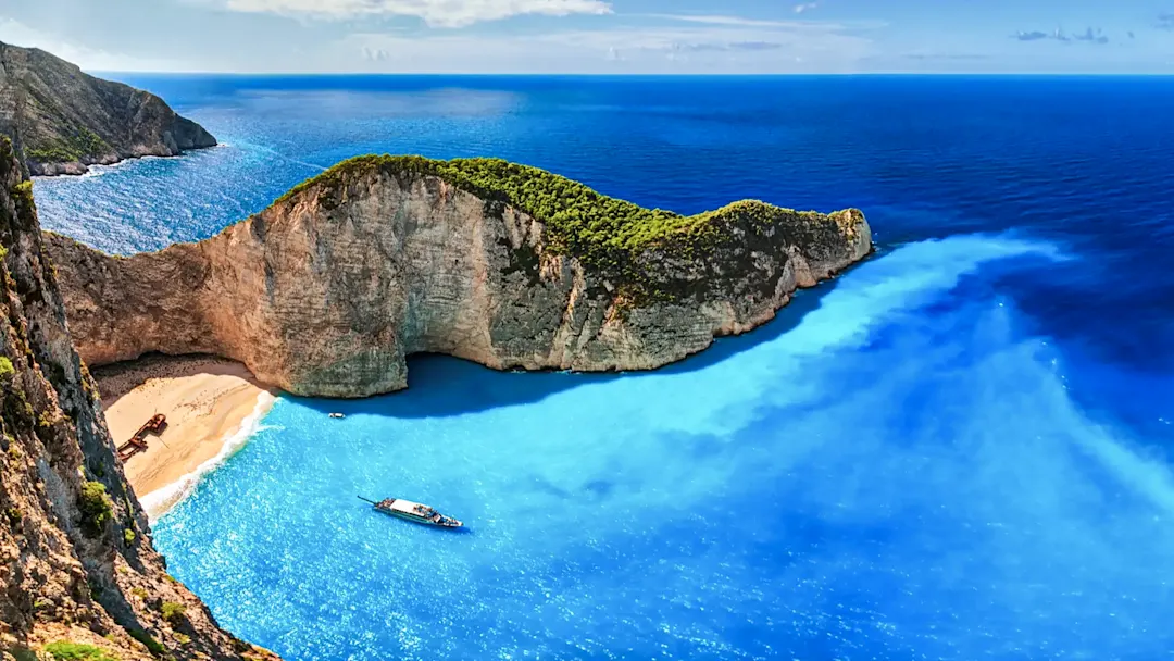 Versteckte Bucht mit Schiffswrack und blauem Wasser, Zakynthos, Ionische Inseln, Griechenland.