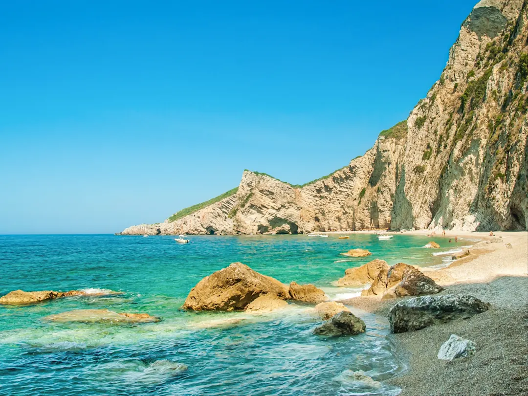 Paradise Beach auf Korfu ist ein abgeschiedener Traumstrand, umgeben von beeindruckenden Felsformationen und kristallklarem Wasser