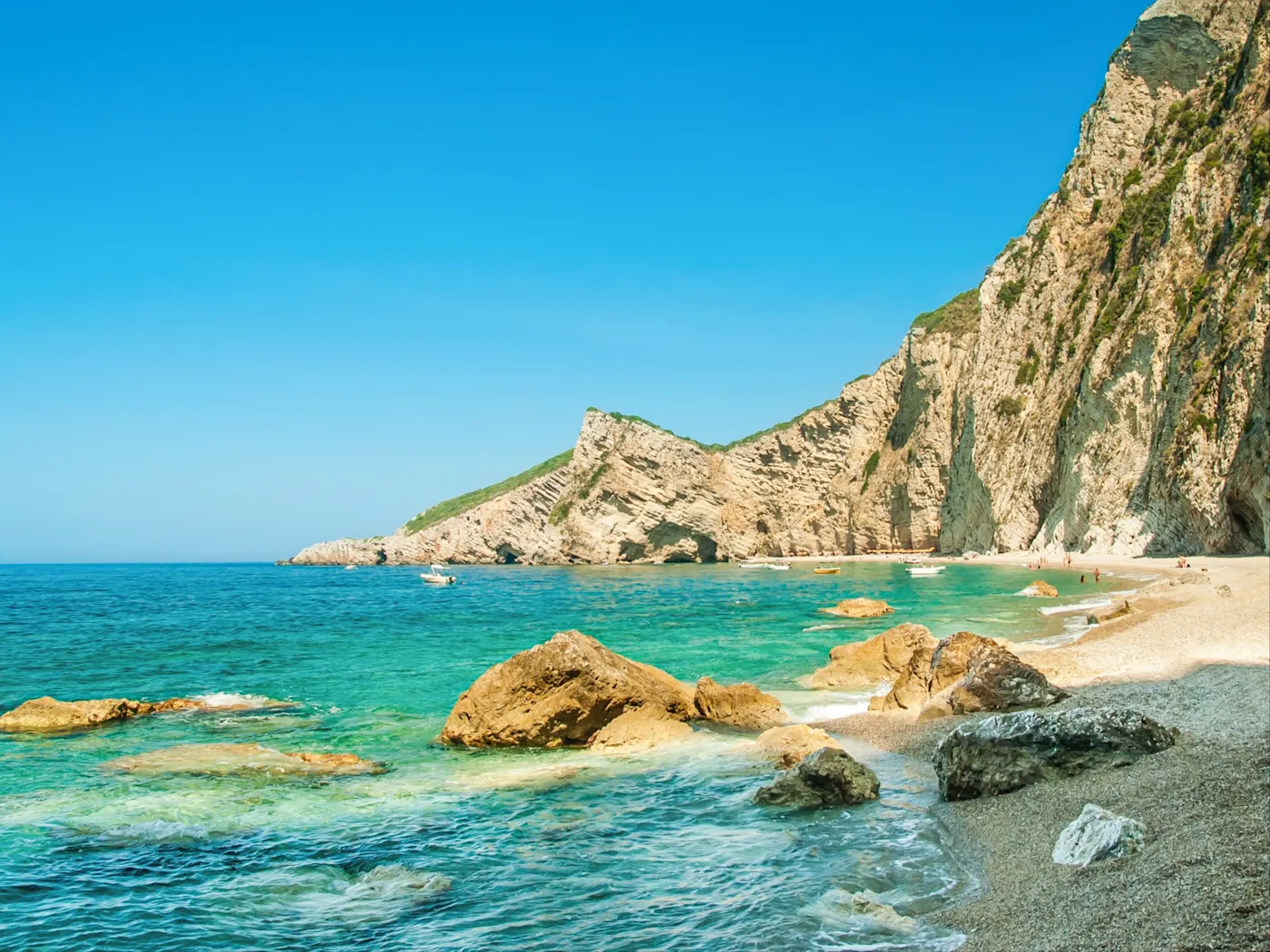 Paradise Beach. Griechenland Korfu Paradise Beach auf Korfu ist ein abgeschiedener Traumstrand, umgeben von beeindruckenden Felsformationen und kristallklarem Wasser