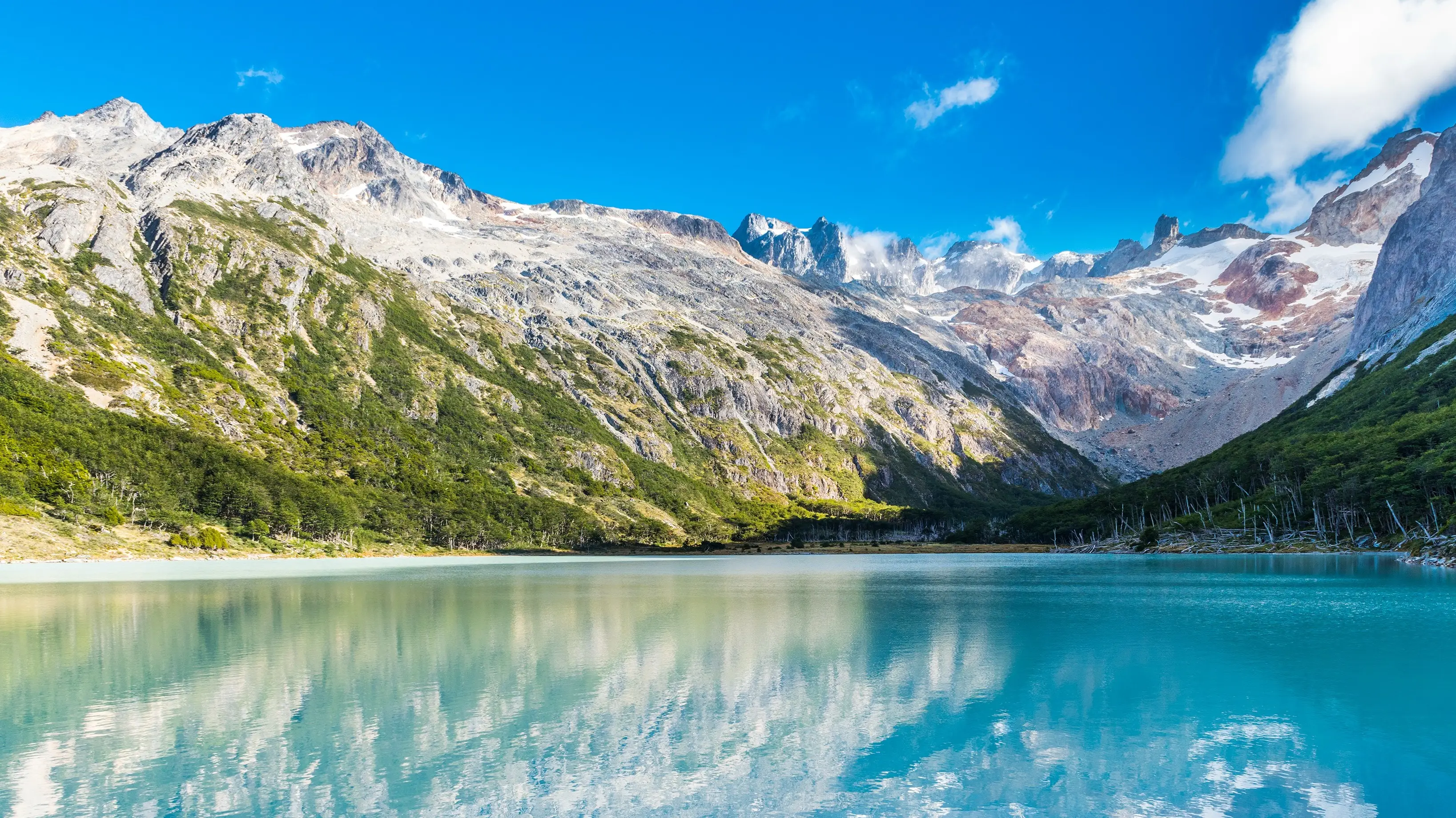 Vue sur le lac bleu turquoise et les montagnes en arrière-plan, Terre de feu, Argentine