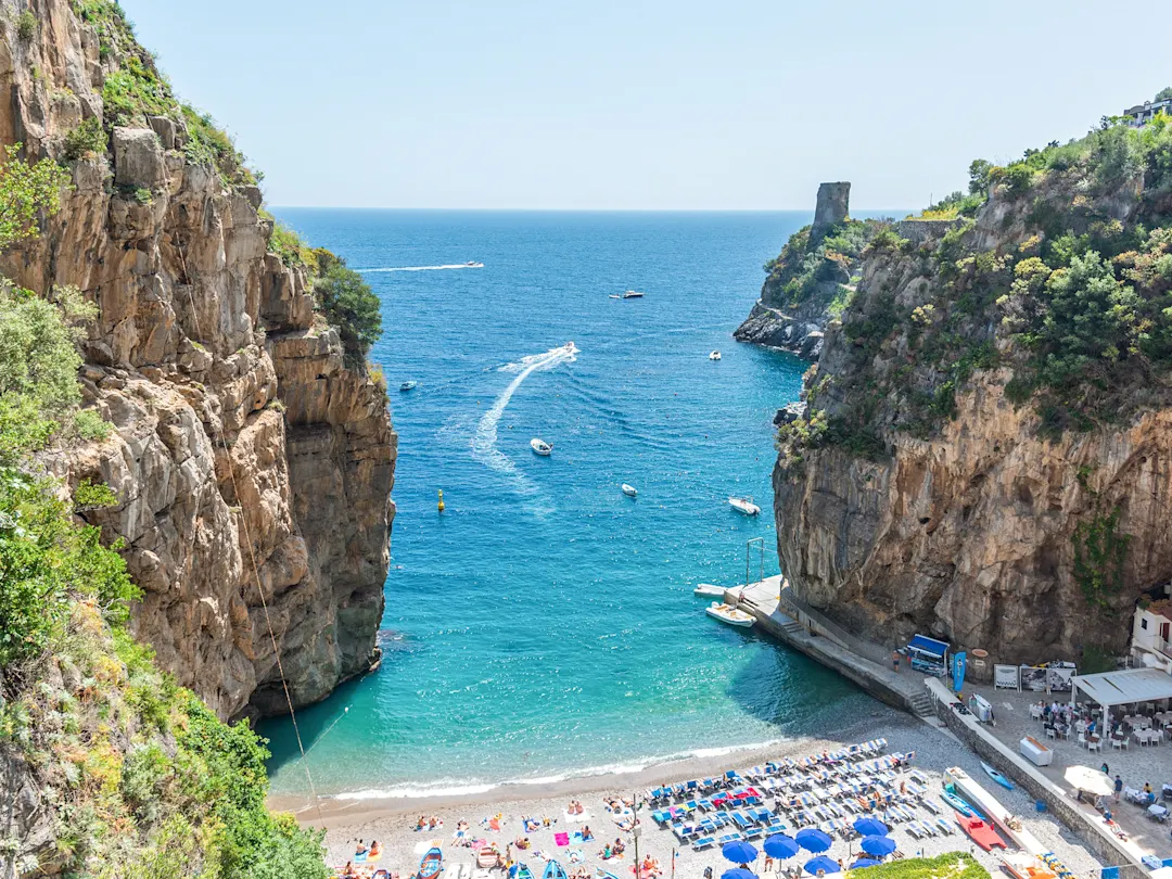 Marina di Praia an der Amalfiküste beeindruckt mit seinem malerischen Hafen und den steilen Klippen
