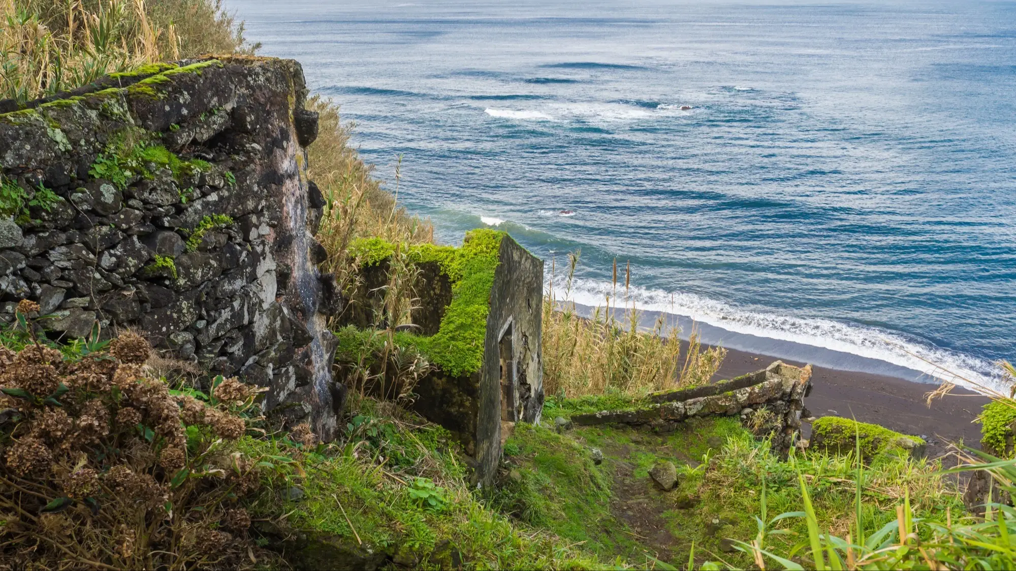 Portugal, Azoren, Strand da Viola Der Strand da Viola auf Sao Miguel, Azoren, Portugal mit Blick auf Klippen und das Meer.