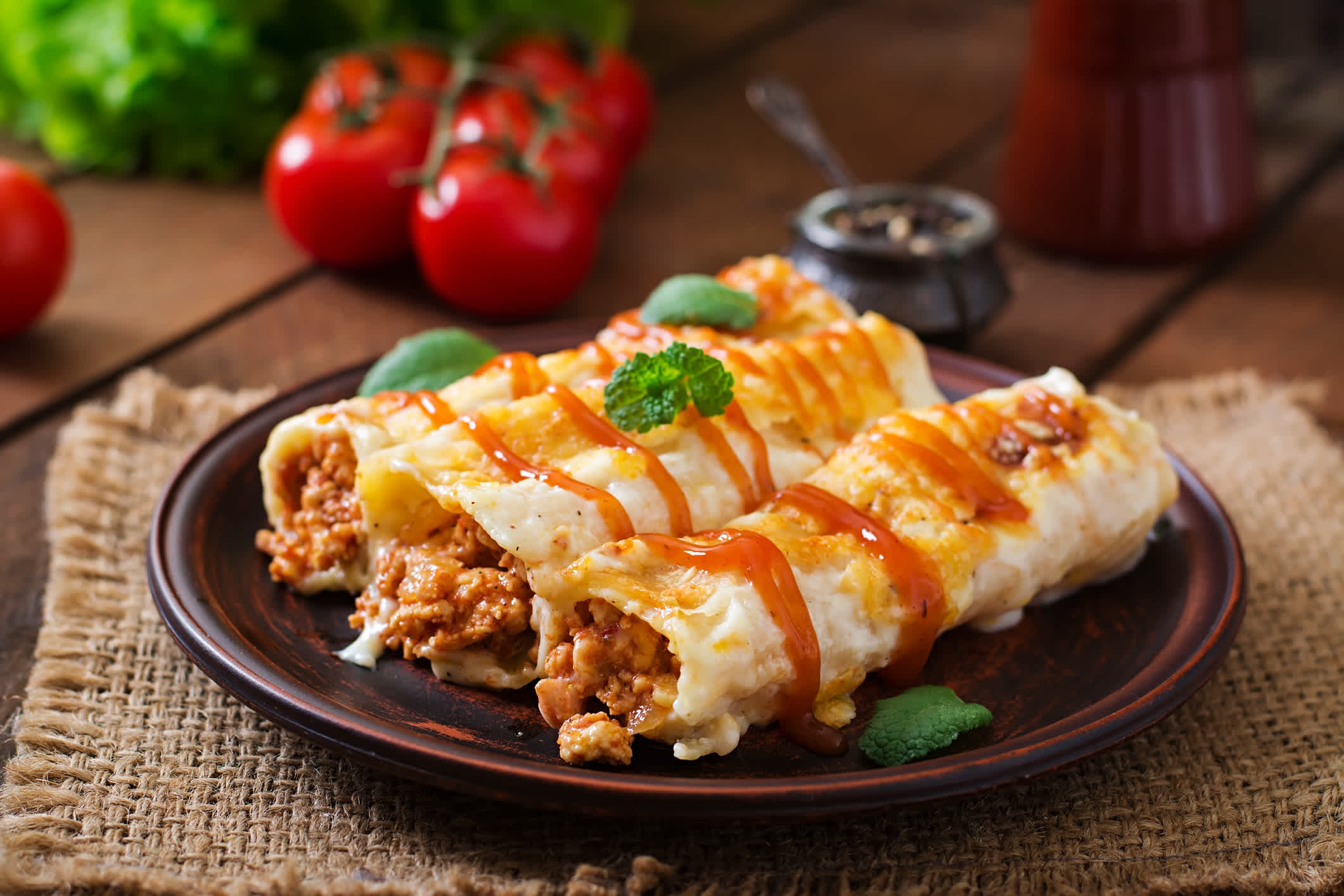 Gebackene Enchiladas mit Salsa und Käse