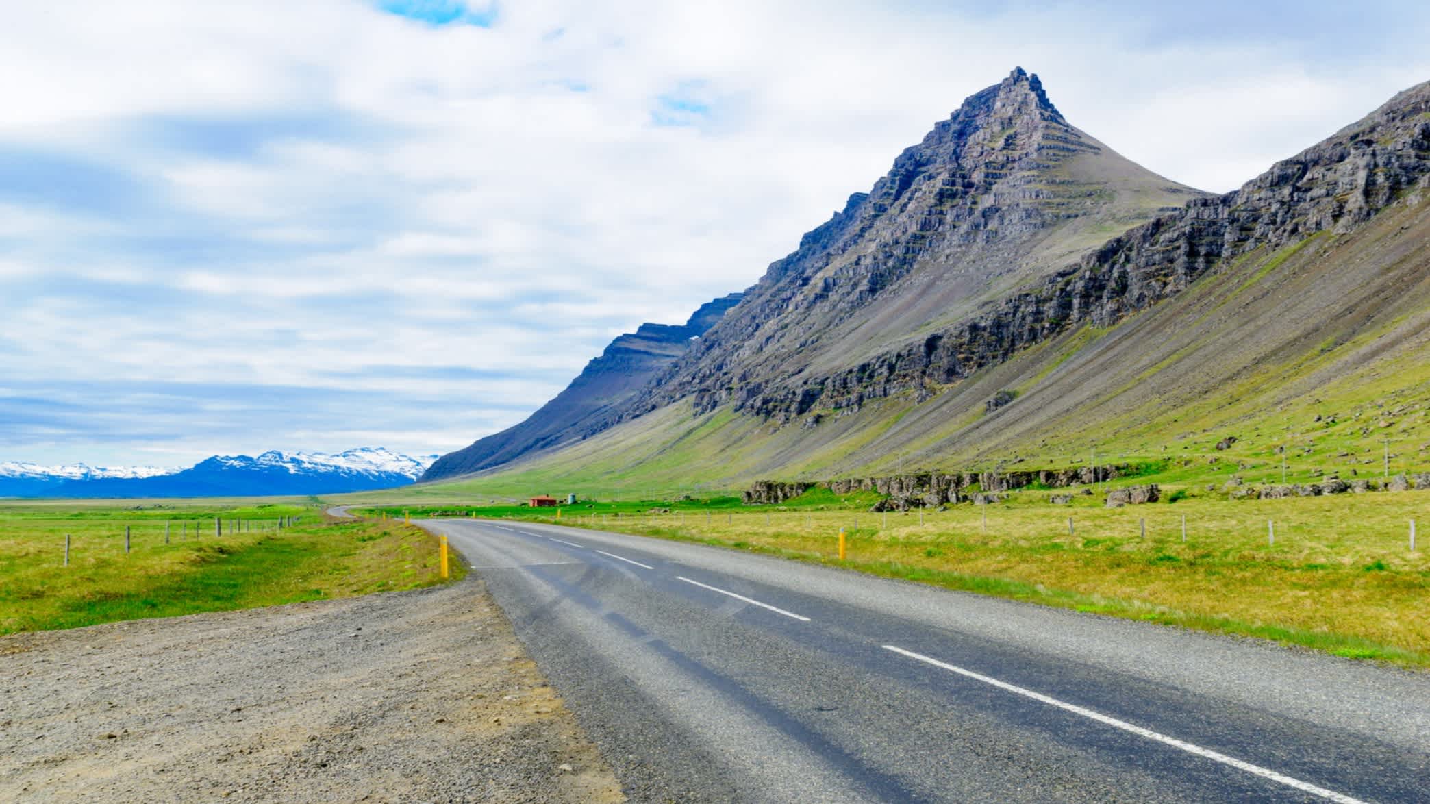 La route circulaire (n° 1) et le paysage dans la région des fjords de l'Est, Islande