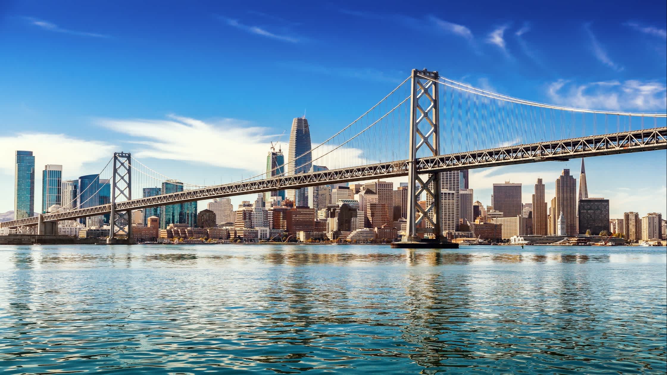 Blick zum Downtown San Francisco und Oakland Bay Bridge, Kalifornien, USA. 
