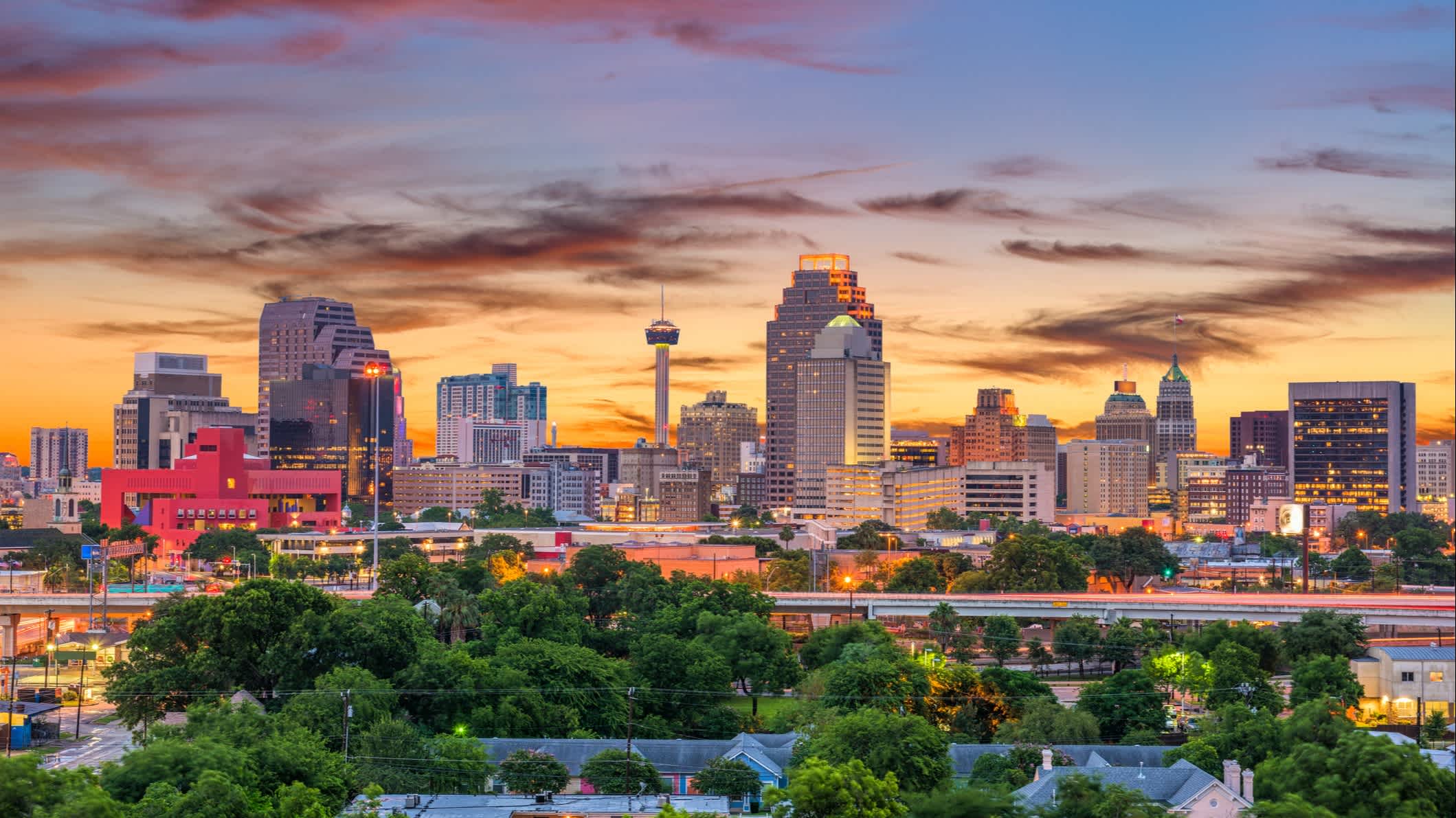 Skyline der Innenstadt von San Antonio bei Sonnenuntergang, Texas, USA.