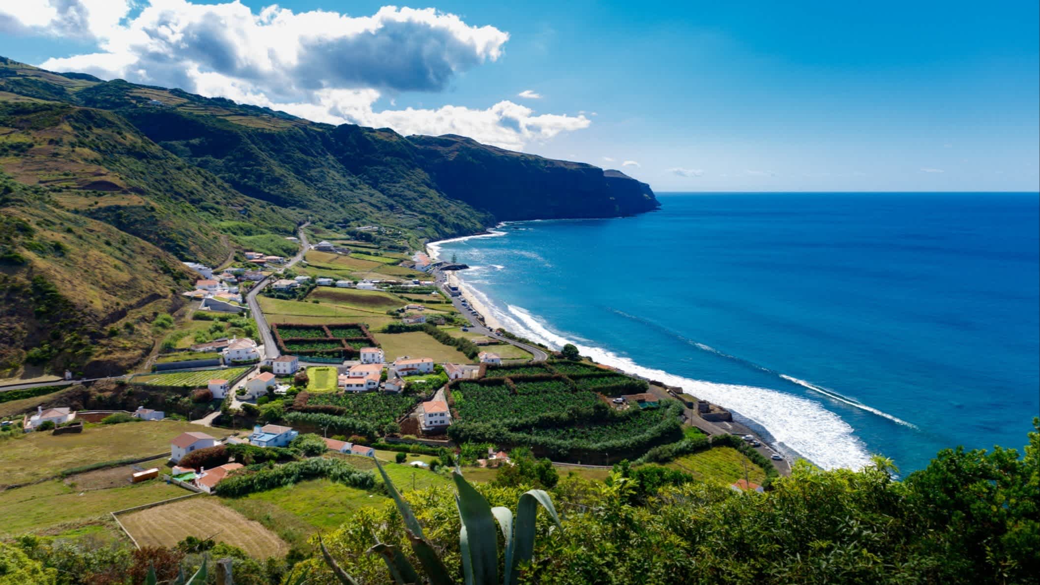 Luftaufnahme von Praia Formosa, Santa Maria, Azoren, Portugal.
