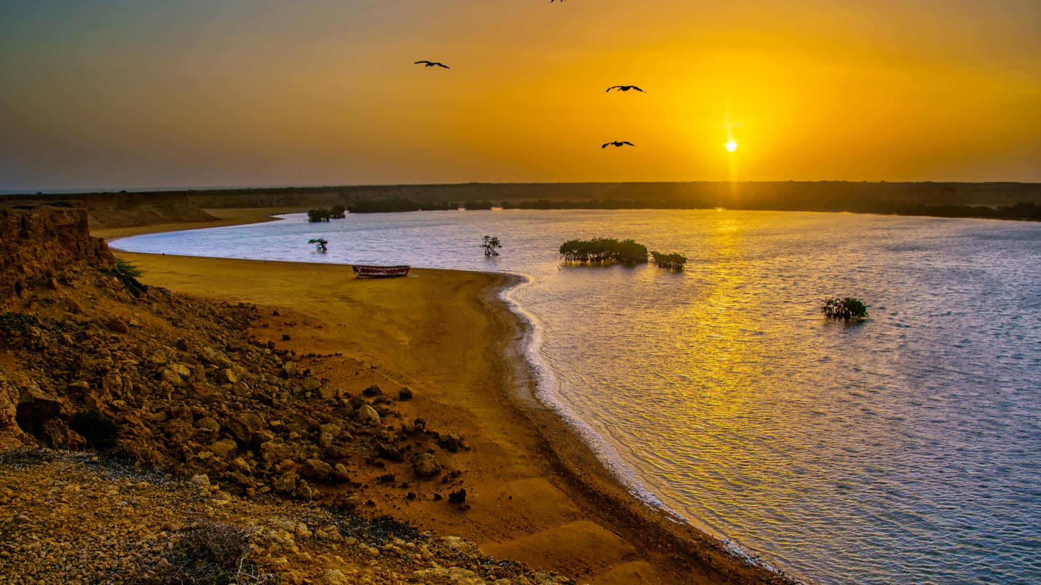 Die Sonne geht über der Bucht von Punta Gallinas in La Guajira, Kolumbien, auf.