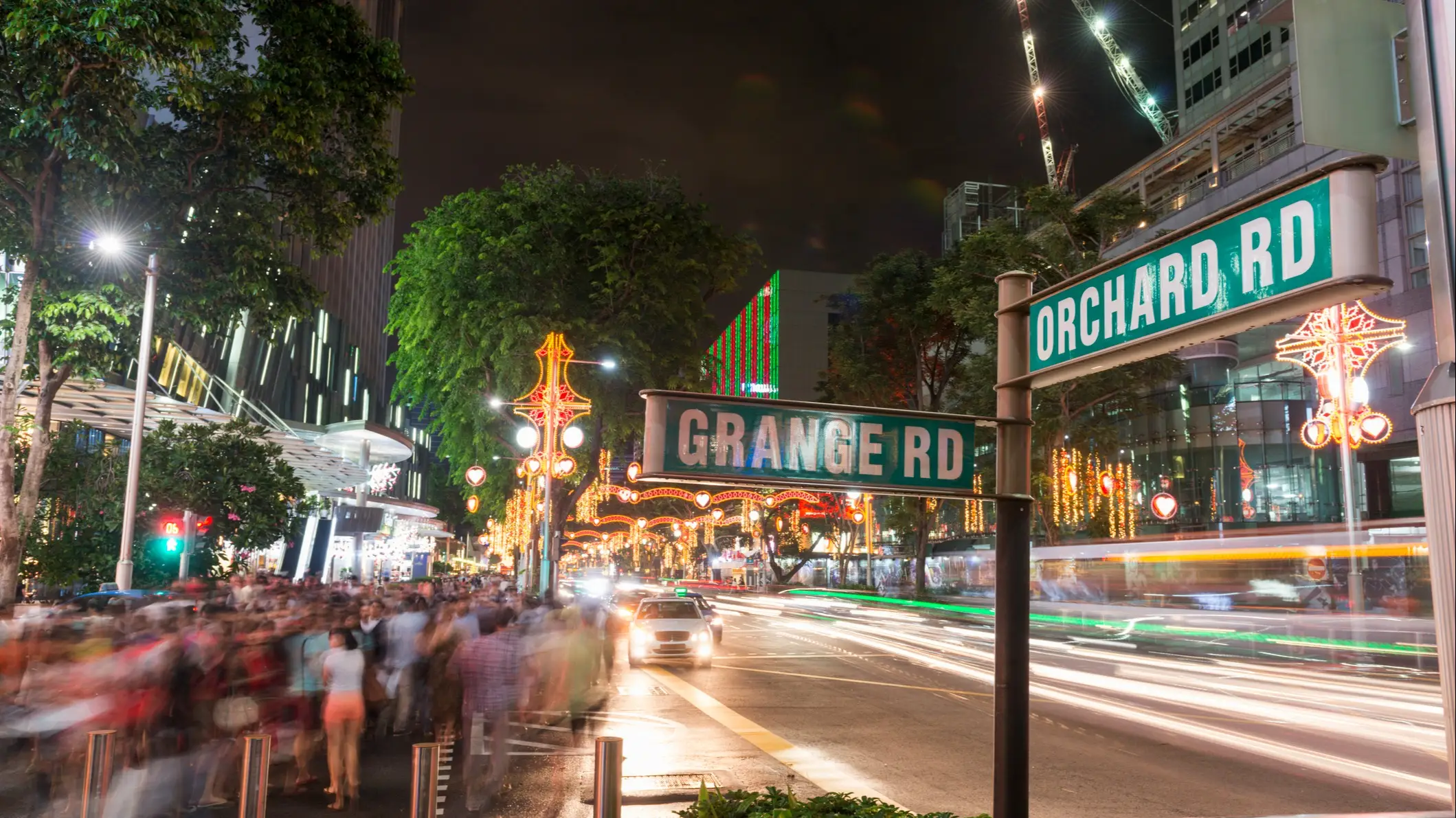 Vue sur Orchard Road et sa foule de personnes et de voitures